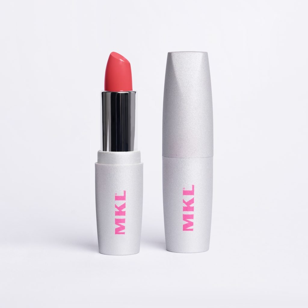 Rossetto idratante 3D color mora dall’effetto rimpolpante e rinfrescante, perfetto per le giornate estive. Vegano e anallergico.
Rossetto con estratto di bamboo, olio di oliva e un’alta percentuale di acido ialuronico.
Offre un effetto rimpolpante innovativo grazie alla formula “effetto ghiaccio”, perfetto per un tocco di freschezza nelle giornate più calde.
Completamente vegano e anallergico, perfetto per ogni tipo di pelle, anche le più sensibili: bellezza senza compromessi.