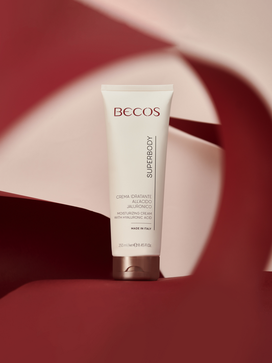 Crema all'acido jaluronico dalla texture morbida e nutriente per un’azione idratante intensiva. La sua formulazione contribuisce a ripristinare e mantenere un ottimale tasso di idratazione della pelle, idratandola in modo duraturo e costante.