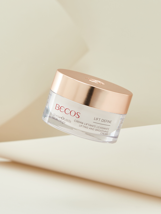 Una crema dalla texture morbida e vellutata, a effetto “cushion”, dall’azione liftante e ricompattante. Contrasta gli effetti negativi della gravità tissutale con azione rassodante sui cedimenti cutanei, distendendo rughe d’espressione e linee sottili. Una formulazione che agisce come se formasse una trama cosmetica per un risultato straordinario: l’ovale appare più definito, i segni del tempo levigati, la pelle visibilmente più morbida e compatta.