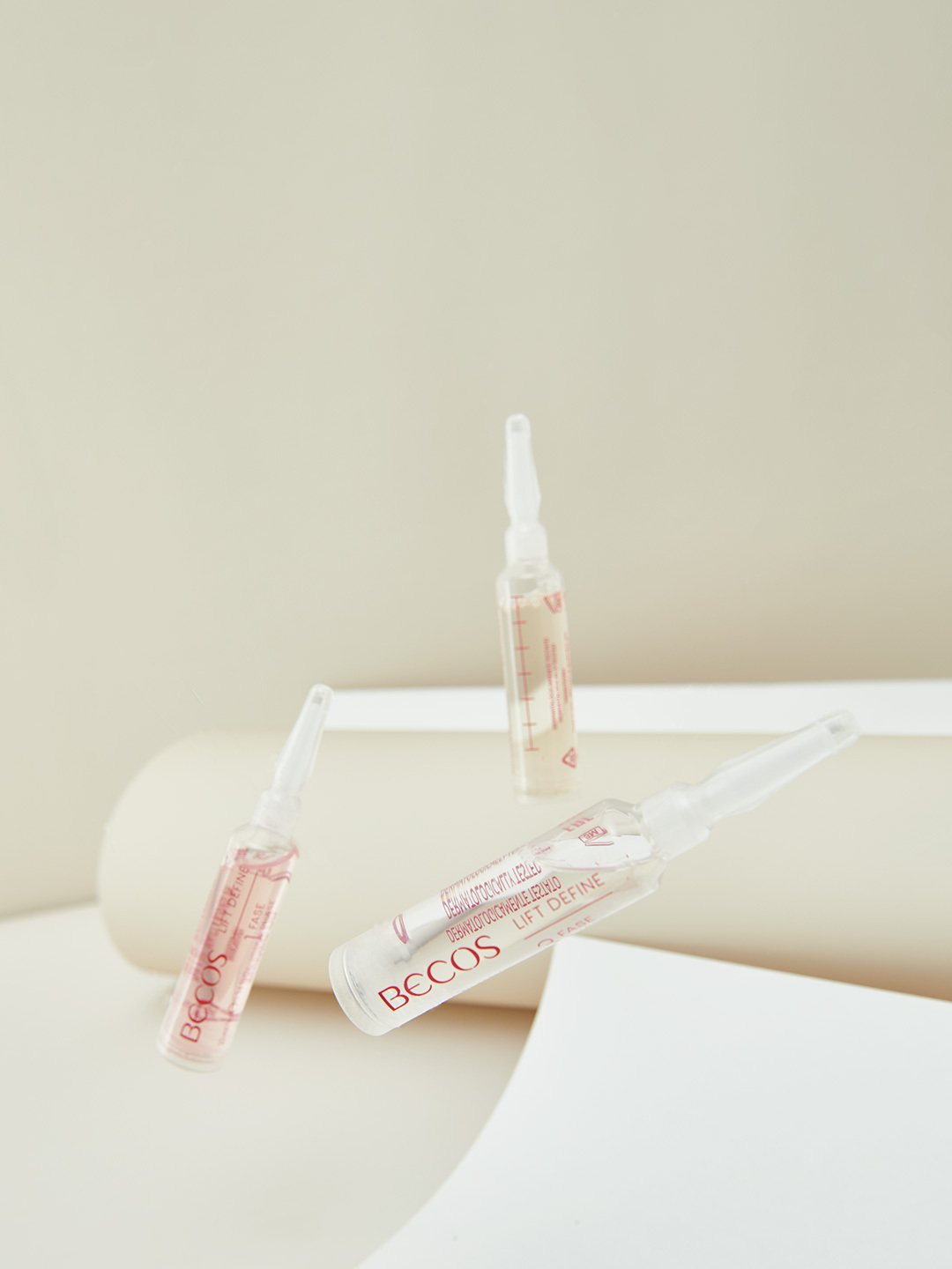 Un trattamento intensivo a effetto liftante, efficace in soli 21 giorni. 3 formulazioni sinergiche in 3 fasi successive, per contrastare in modo mirato rilassamenti cutanei e segni d’espressione. Il programma si compone di 3 fasi da 7 giorni.