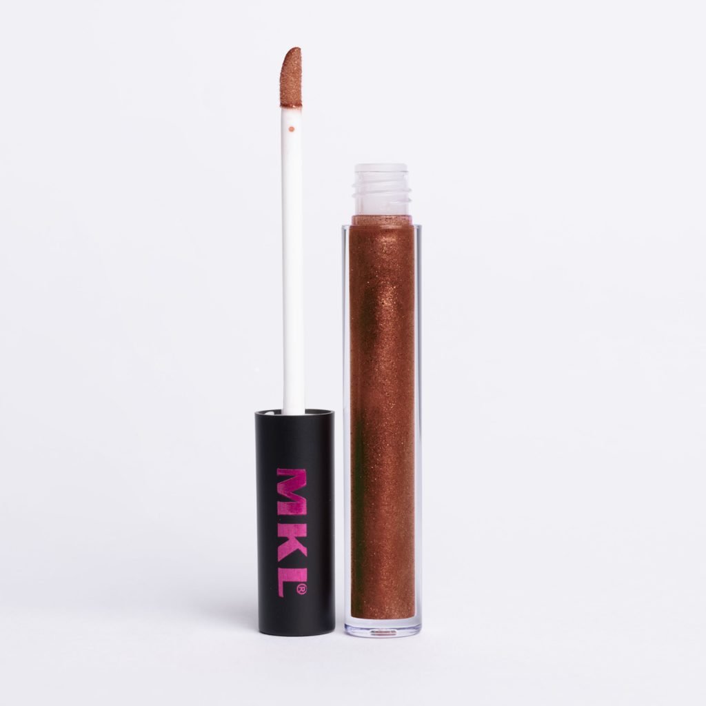 Un gloss labbra ultra luminoso che dona brillantezza intensa e un effetto rimpolpante.
La sua formula idratante e protettiva garantisce labbra voluminose e morbide per tutto il giorno.
La tonalità “arancio caramellato” aggiunge un tocco caldo e sensuale al tuo look.
La sua texture leggera non appiccica, offrendo un comfort ottimale durante l’intera giornata.