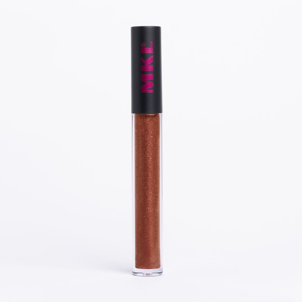 Un gloss labbra ultra luminoso che dona brillantezza intensa e un effetto rimpolpante.
La sua formula idratante e protettiva garantisce labbra voluminose e morbide per tutto il giorno.
La tonalità “arancio caramellato” aggiunge un tocco caldo e sensuale al tuo look.
La sua texture leggera non appiccica, offrendo un comfort ottimale durante l’intera giornata.