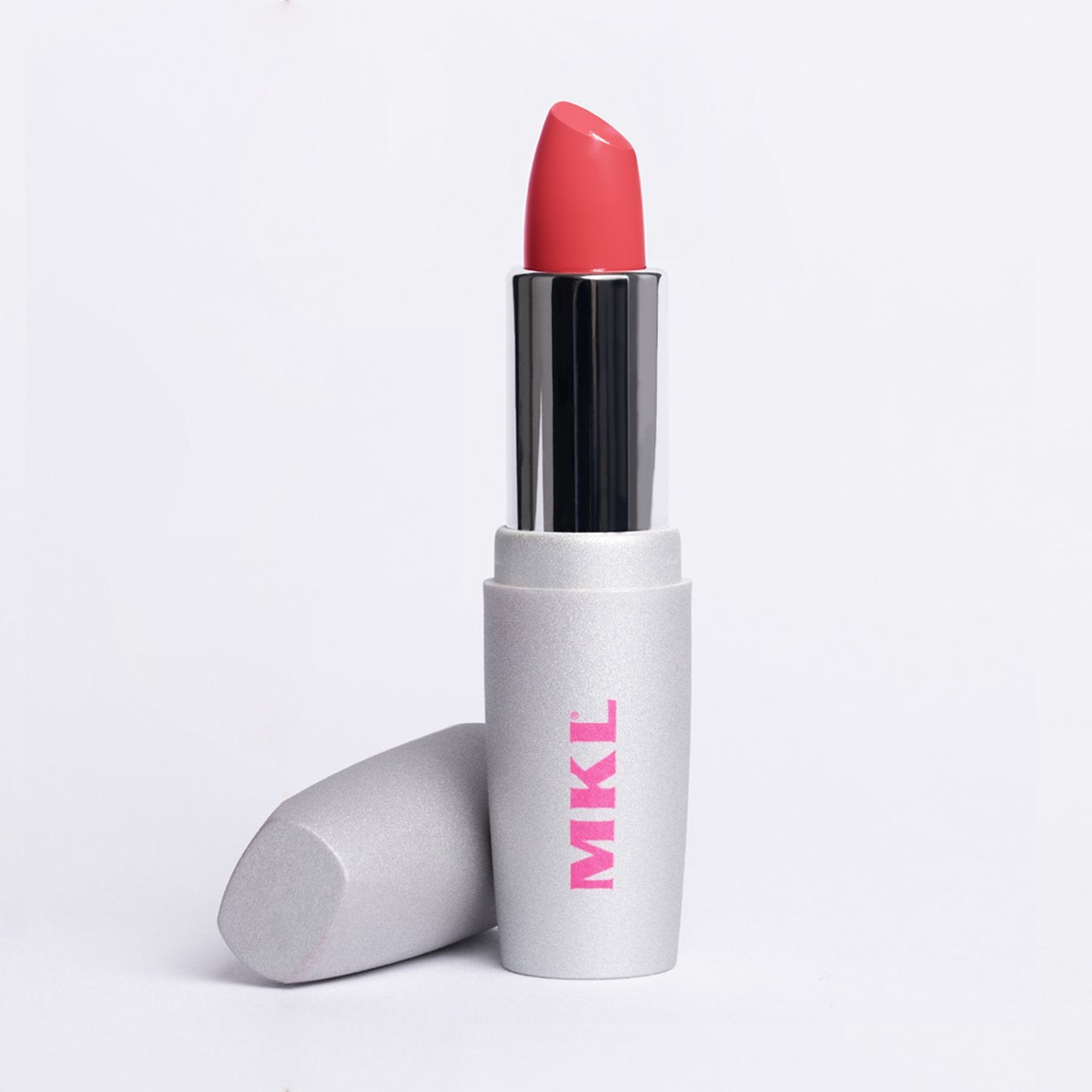 Rossetto idratante 3D color mora dall’effetto rimpolpante e rinfrescante, perfetto per le giornate estive. Vegano e anallergico.
Rossetto con estratto di bamboo, olio di oliva e un’alta percentuale di acido ialuronico.
Offre un effetto rimpolpante innovativo grazie alla formula “effetto ghiaccio”, perfetto per un tocco di freschezza nelle giornate più calde.
Completamente vegano e anallergico, perfetto per ogni tipo di pelle, anche le più sensibili: bellezza senza compromessi.