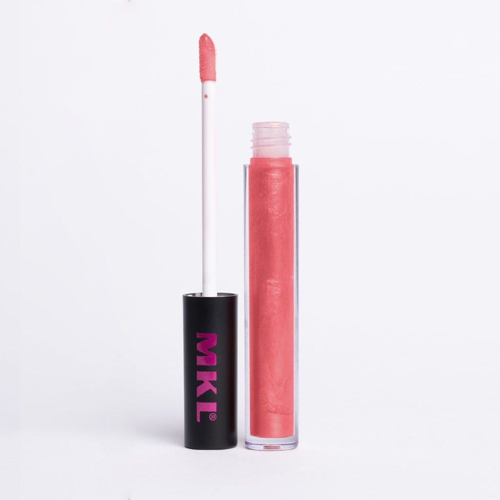 Un lip plumping idratante color nude che si attiva con la luce solare.
La texture leggera e scorrevole lo rende perfetto per ogni beauty routine.
Arricchito con acido ialuronico, vitamina B3 e mentolo per un effetto 3D volumizzante immediato.
Completamente vegano e anallergico, formulato per rispettare anche le pelli più sensibili. La sua texture avvolgente e confortevole nutre e protegge le labbra.
