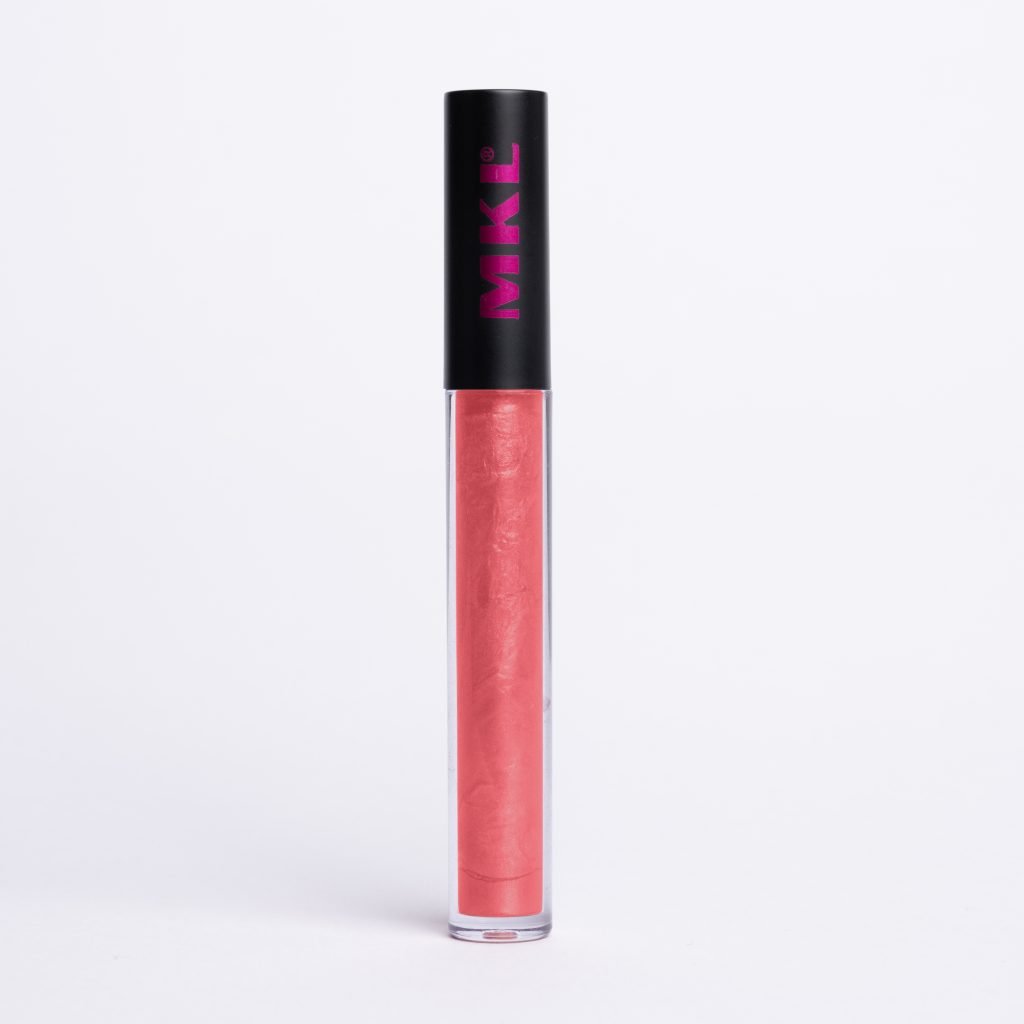 Un lip plumping idratante color nude che si attiva con la luce solare.
La texture leggera e scorrevole lo rende perfetto per ogni beauty routine.
Arricchito con acido ialuronico, vitamina B3 e mentolo per un effetto 3D volumizzante immediato.
Completamente vegano e anallergico, formulato per rispettare anche le pelli più sensibili. La sua texture avvolgente e confortevole nutre e protegge le labbra.