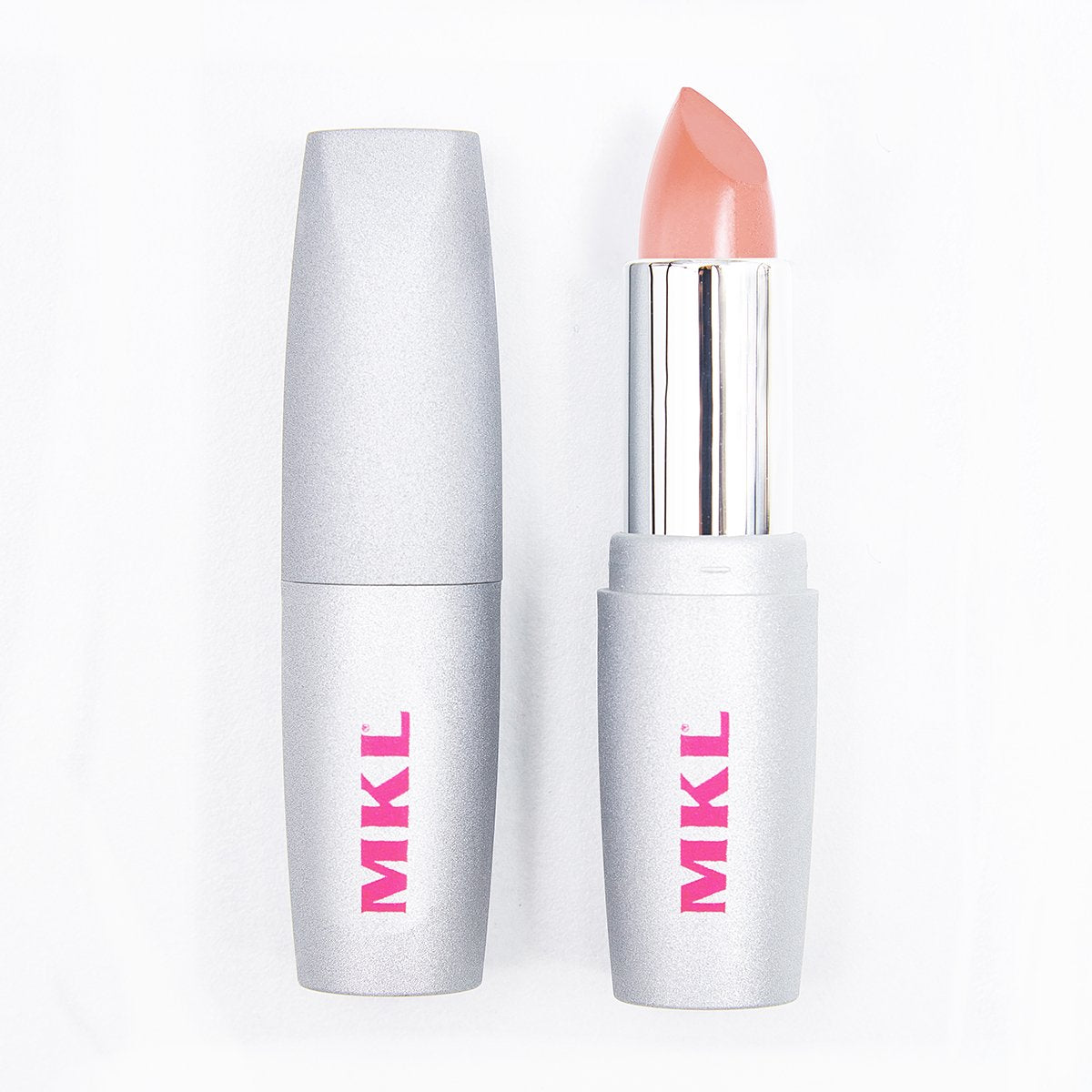 La texture intensa ed avvolgente di PLUMPING KISS LIPGLOSS rende le labbra morbide e voluminose senza appiccicare. Grazie alle sfere di Acido Ialuronico e all’estratto di Capsico contenute nella formula, basta una sola applicazione per avere labbra idratate, morbide e irresistibilmente rimpolpate con una piacevole sensazione di immediata freschezza ed un effetto tensore che dura a lungo.