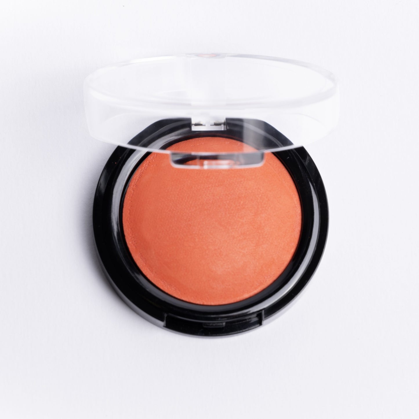 Per gote e occhi il fiore all’occhiello è il Blush Velluto. Dalle più antiche e intramontabili “ricette naturali” del vecchio fard cotto ad alte temperature su basi di argilla… nasce MKL Blush Velluto allover per viso e occhi.
Blush cotto su base in argilla per un tocco più naturale e setoso, ideale per ravvivare il colorito con un irresistibile effetto curato “bonne mine”. La texture iridescente luminosa e legger