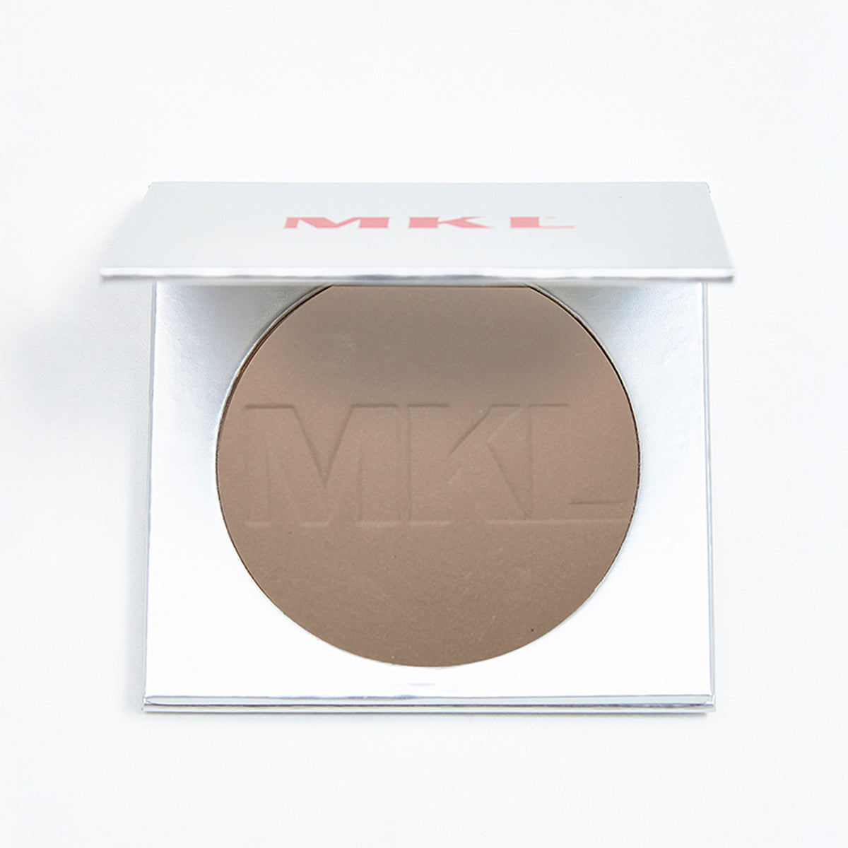 Fondotinta compatto elastico, formulato con una base minerale. Dona al viso un effetto abbronzatura che dura tutto il giorno, perchè è addirittura resistente all' acqua. Consigliata l' applicazione con il pennello K di MKL, specifico per i prodotti in polvere compatta. Copertura bassa, ma modulabile. Protezione solare SPF 6.