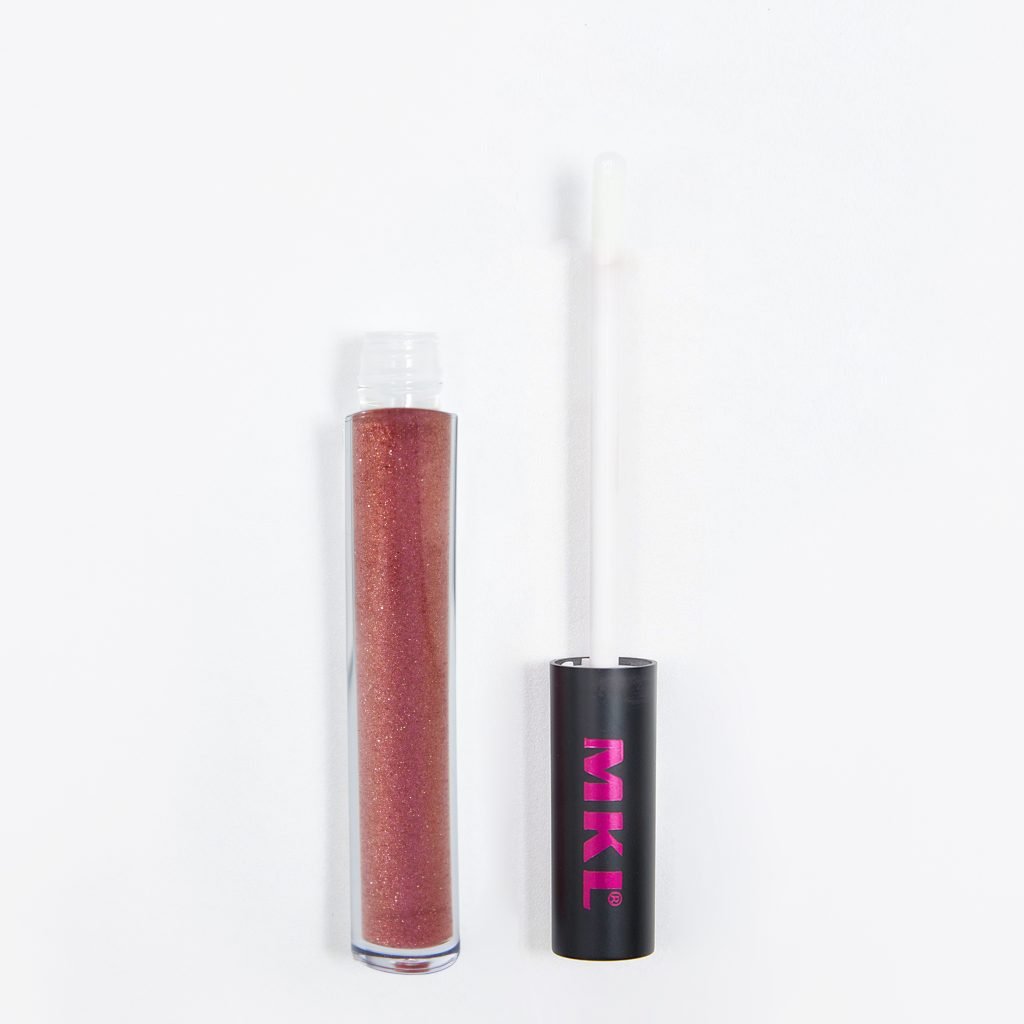 Un gloss labbra ultra luminoso che dona brillantezza intensa e un effetto rimpolpante.
La sua formula idratante e protettiva garantisce labbra voluminose e morbide per tutto il giorno.
La tonalità “arancio caramellato” aggiunge un tocco caldo e sensuale al tuo look.
La sua texture leggera non appiccica, offrendo un comfort ottimale durante l’intera giornata.