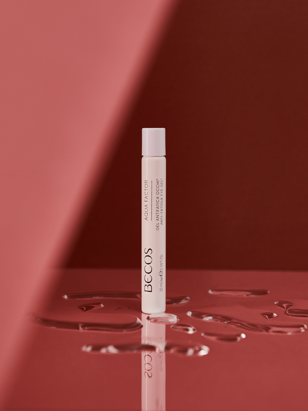 Un gel fluido dalla texture fresca e leggera che idrata la zona contorno occhi minimizzando la visibilità di borse e occhiaie.