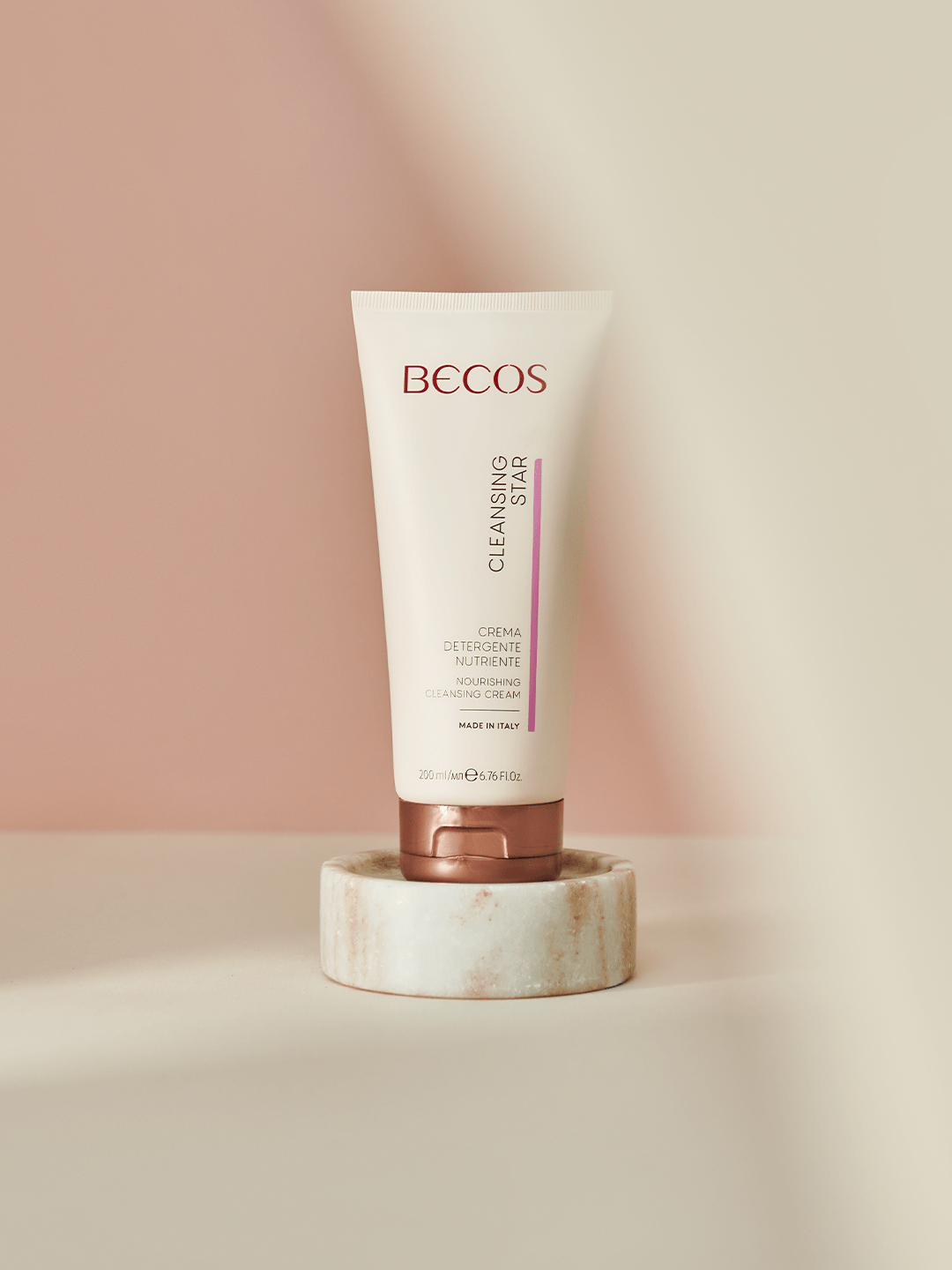 Una morbida crema detergente adatta anche per le pelli mature. Le microsfere di Cera di Jojoba sprigionano sulla pelle il loro potere nutriente.