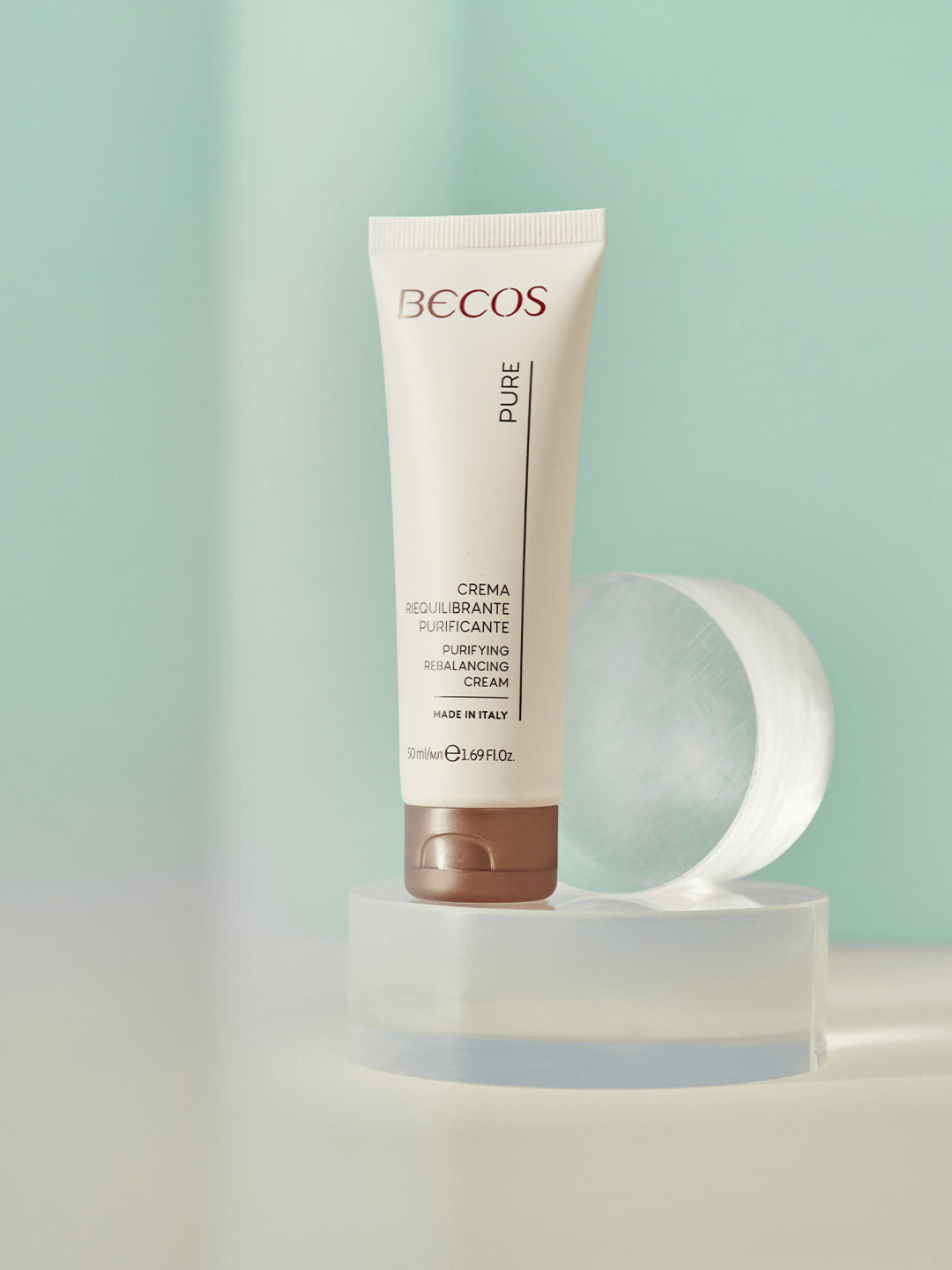 Una crema leggera e setosa dall’azione purificante e opacizzante.