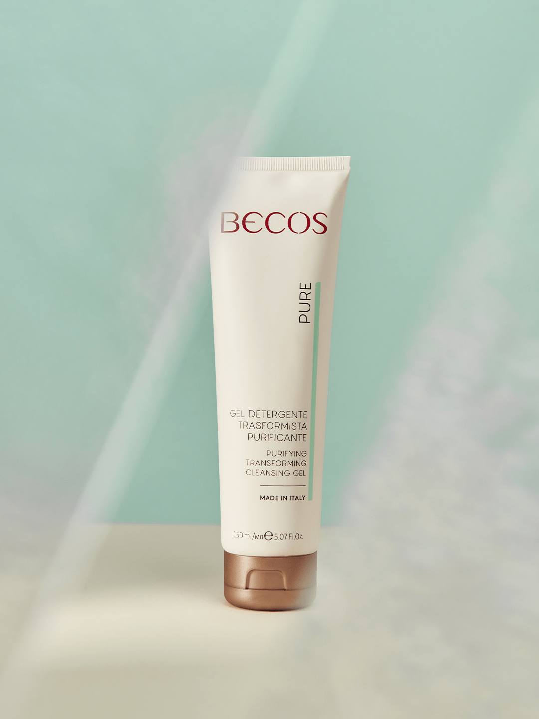 Un innovativo detergente dalla texture trasformista che elimina le impurità, minimizza la visibilità dei pori e riduce l’eccesso di sebo senza seccare la pelle.