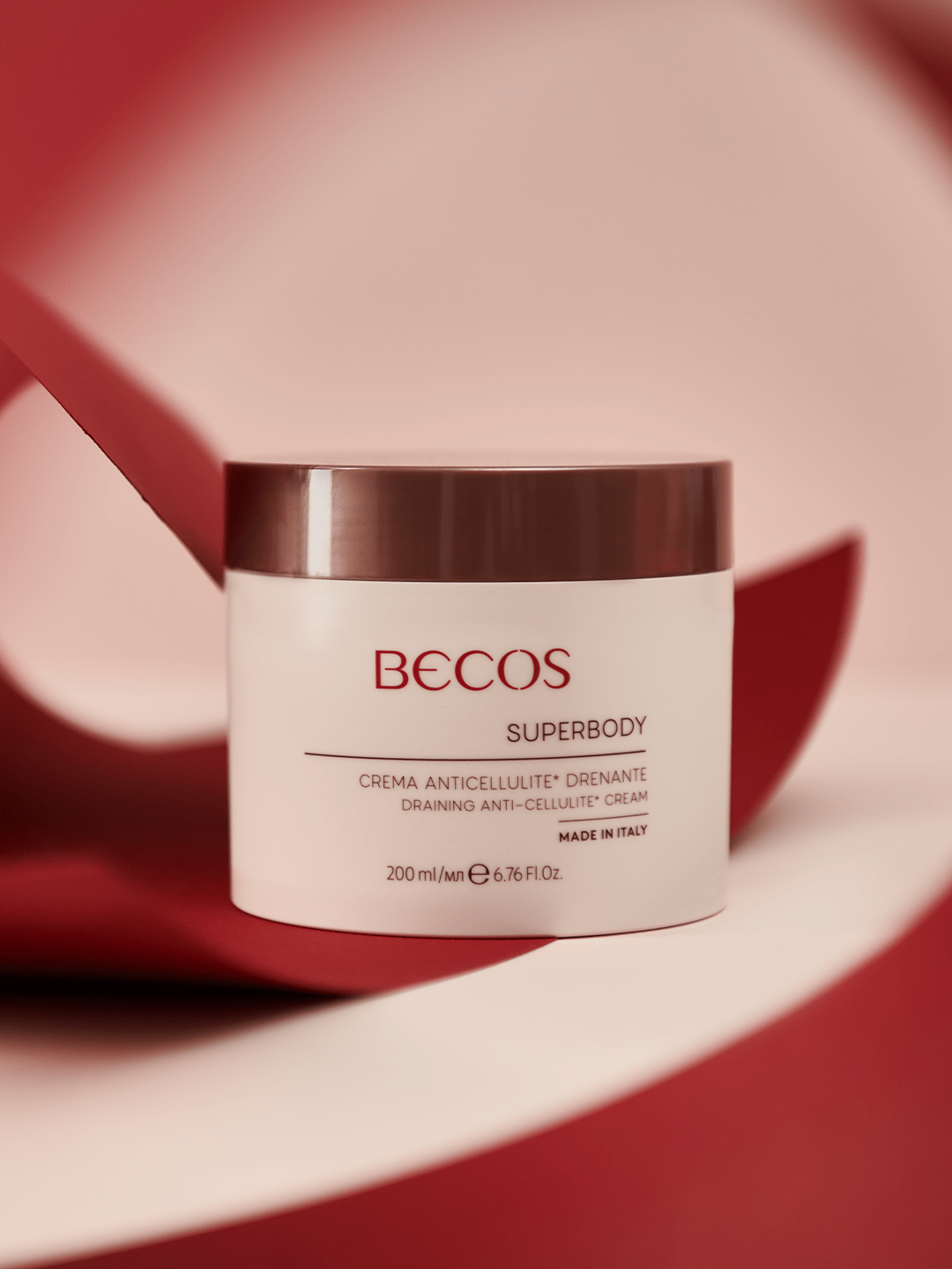 Una crema leggera e facile da assorbire che drena i liquidi in eccesso e contrasta gli inestetismi della cellulite.