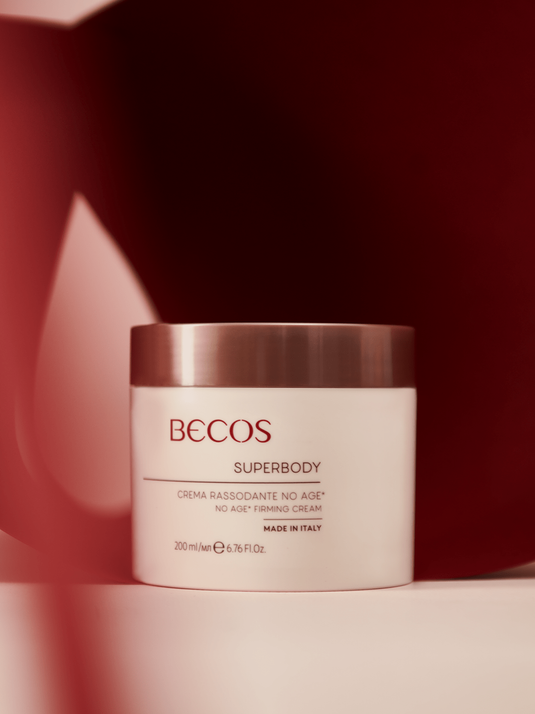 Crema morbida e avvolgente che contrasta il cedimento dei tessuti colpiti da rilassamento e invecchiamento cutaneo. Formulata anche per le donne in menopausa.