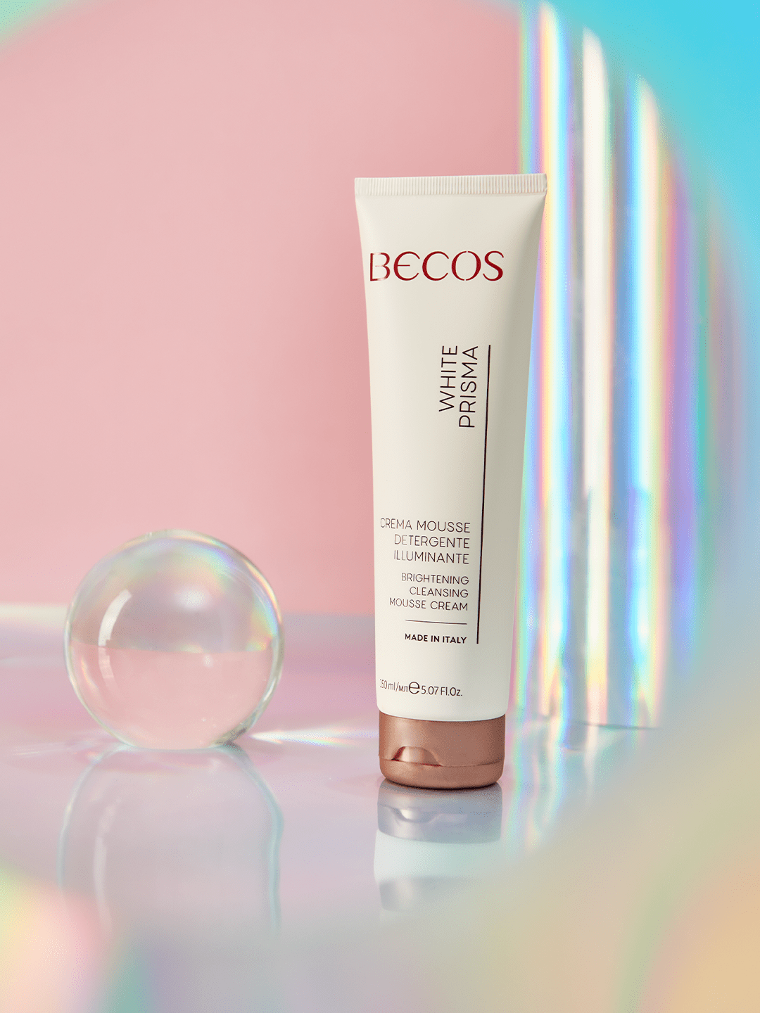 Crema detergente ad azione illuminante e uniformante. A contatto con l’acqua, si trasforma in una delicata mousse.