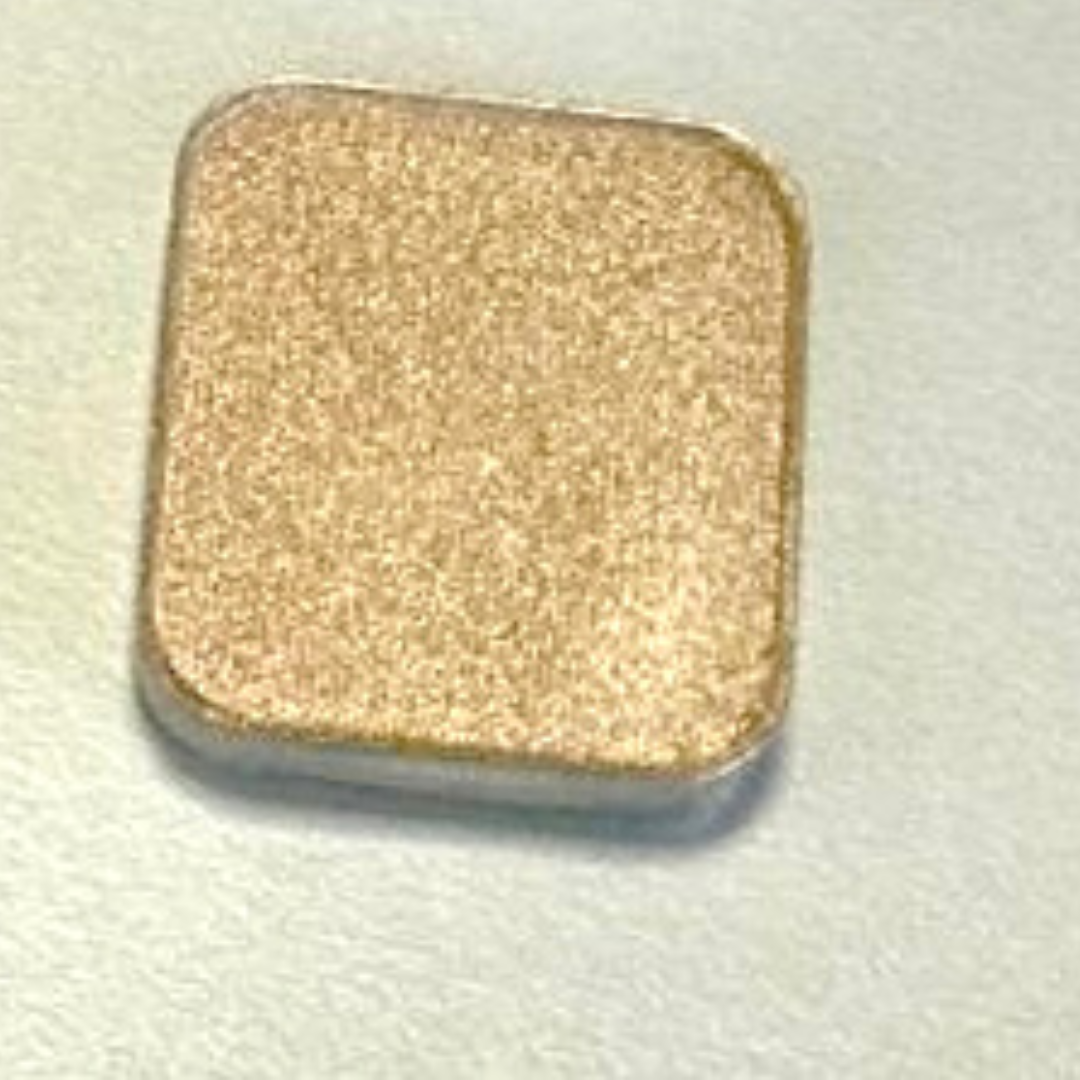 MKL - Illuminante blush. Illuminante color platino, dal finish metallizzato. Non contiene paillettes visibili, quindi il risultato è luminosissimo ma molto naturale.