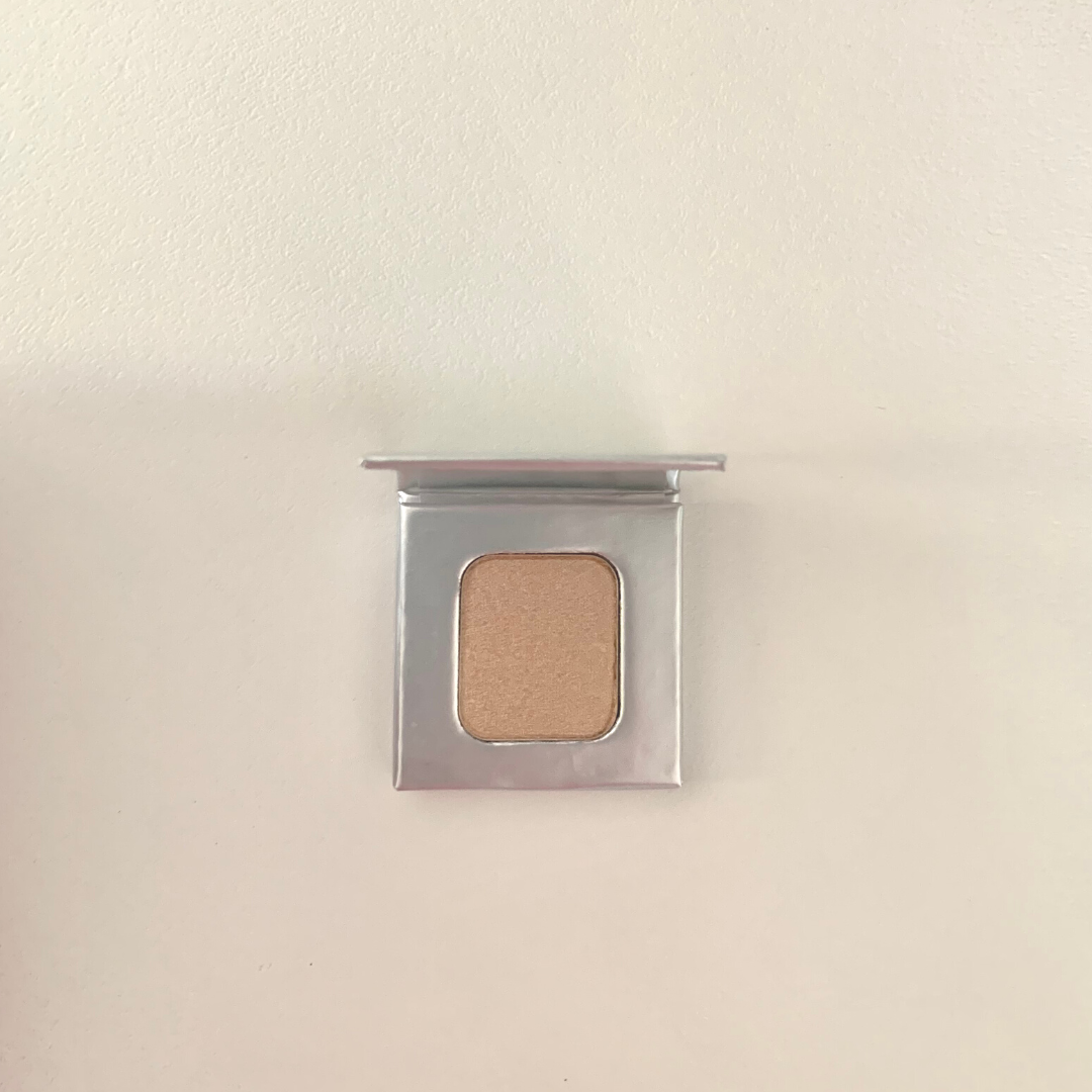 MKL - Illuminante blush. Illuminante color platino, dal finish metallizzato. Non contiene paillettes visibili, quindi il risultato è luminosissimo ma molto naturale.