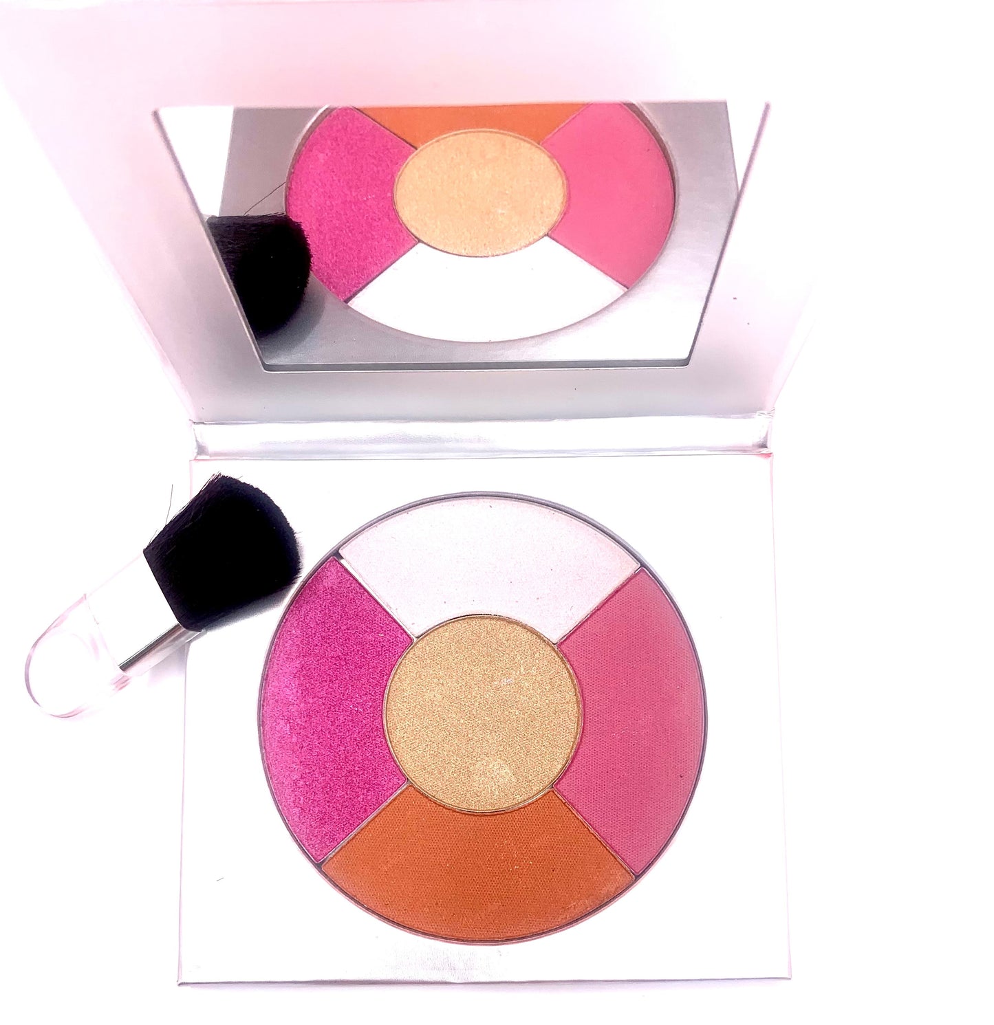 MKL COMBY ALLOVER EXTREME. Questa pratica palette racchiude 5 polveri compatte dalla durata estrema, da utilizzare come ombretto, blush e illuminante. Nella confezione è presente un pratico pennello per sfumare il colore. 24 ore di durata perfetta.