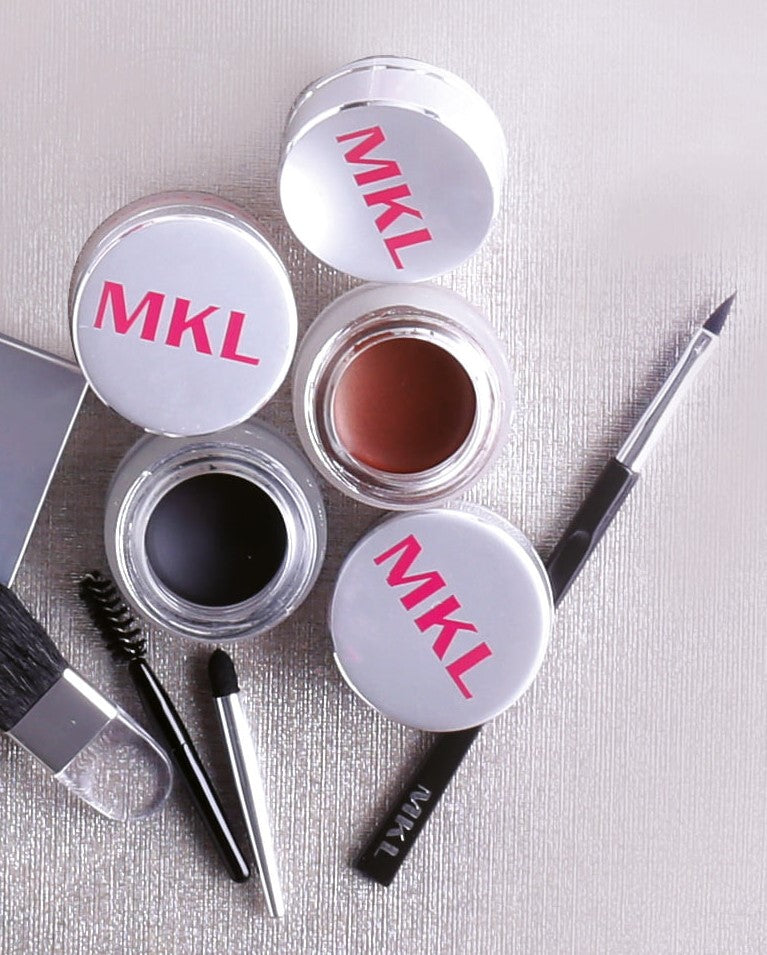 Kit composto da una cera colorata nero o marrone, una cipria trasparente fissante, 3 applicatori per realizzare le tue sopracciglia perfette; make up waterproof, durata 24h Uso: crea riempimento e forma alle tue sopracciglia con la cera colorata marrone e l'applicatore a punta; fissa il trucco con la cipria trasparente, poi spazzola le sopracciglia per togliere l' eccesso.