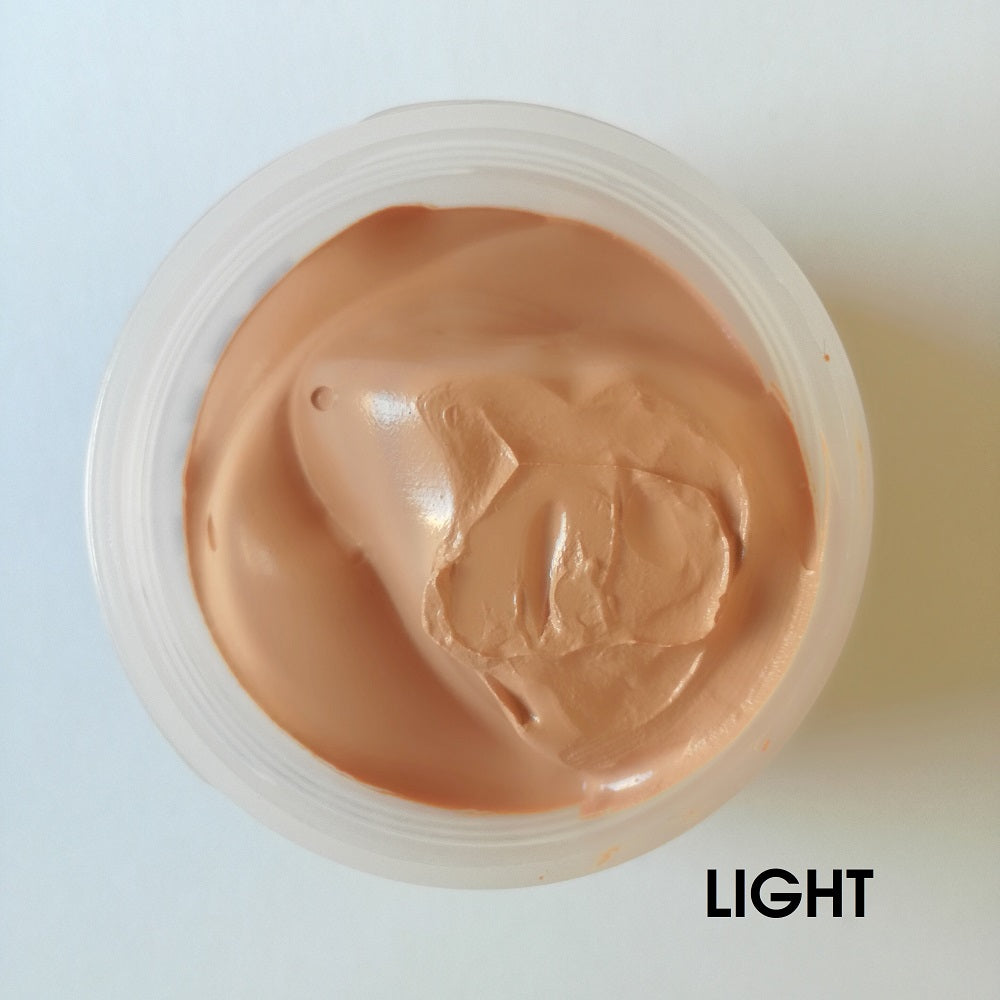 MKL Soft mousse, fondo matt dalla texture leggera e cremosa, le piccole bollicine d’aria presenti che contengono il pigmento ne permettono la stesura uniforme e morbida. Ottimo per le pelli intossinate e asfittiche, dona un aspetto luminoso e vellutato a lunga durata. Colore light