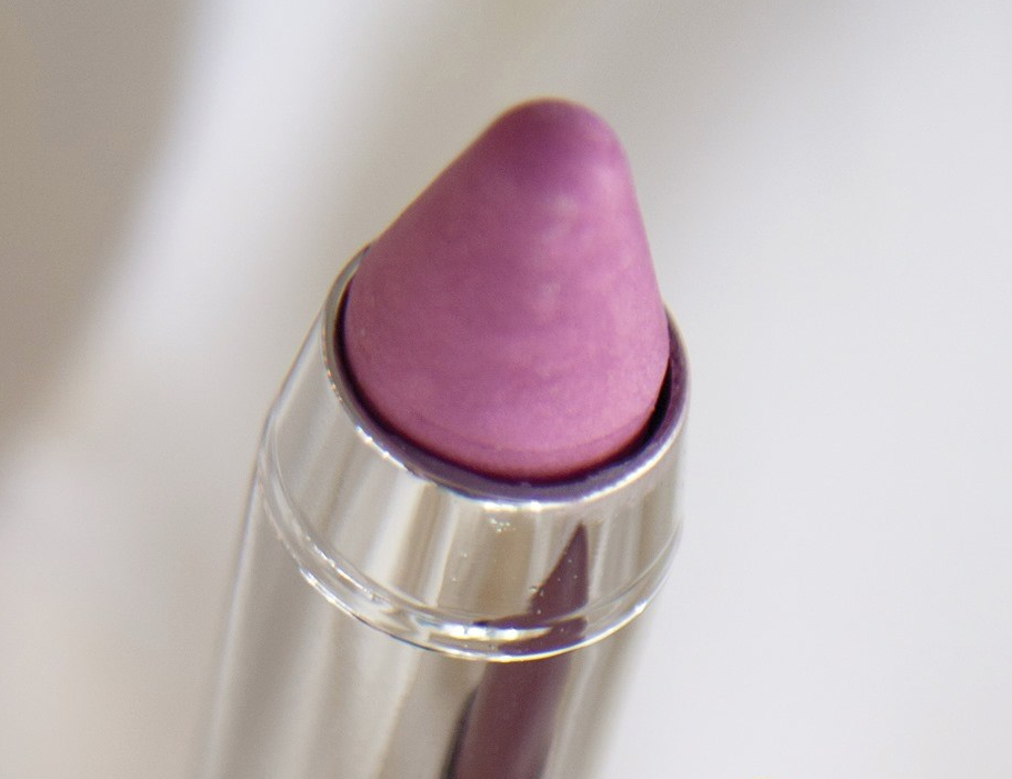 MKL Chubby è il morbido ombretto in crema, con il comodo applicatore a matitone. Grazie alla texture metallizzata modulabile, crea dei riflessi iridescenti sulla palpebra, per un gioco di luci molto sensuale e veramente attuale. Nonostante il suo finish metallizzato, il prodotto è no Transfer e a lunghissima tenuta.. Colore met rose