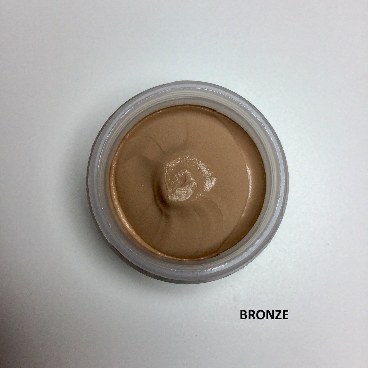 MKL Soft mousse, fondo matt dalla texture leggera e cremosa, le piccole bollicine d’aria presenti che contengono il pigmento ne permettono la stesura uniforme e morbida. Ottimo per le pelli intossinate e asfittiche, dona un aspetto luminoso e vellutato a lunga durata. Colore bronze