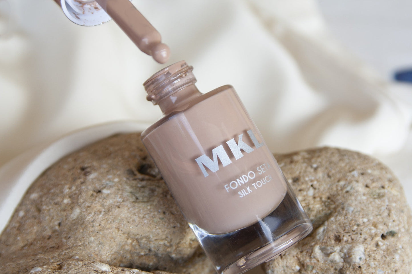 MKL Fondotinta liquido Silk Touch, dal finish naturale con copertura modulabile grazie alla texture setosa, leggerissima e impalpabile come seta; sul viso risulta confortevole e dura tutto il giorno. Grazie alla formula estremamente delicata, puoi utilizzarlo anche su palpebre e contorno occhi