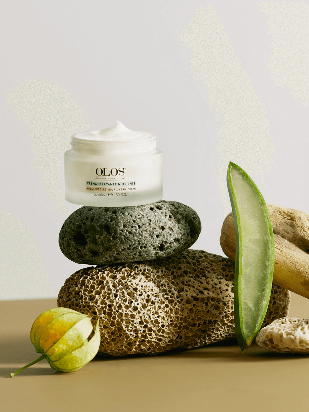 OLOS CREMA IDRATANTE NUTRIENTE. Crema idratante dal tocco effetto mousse di veloce assorbimento. Regola la naturale capacità di auto- idratazione cutanea, ripristina e mantiene nel tempo l' ottimale livello di acqua.