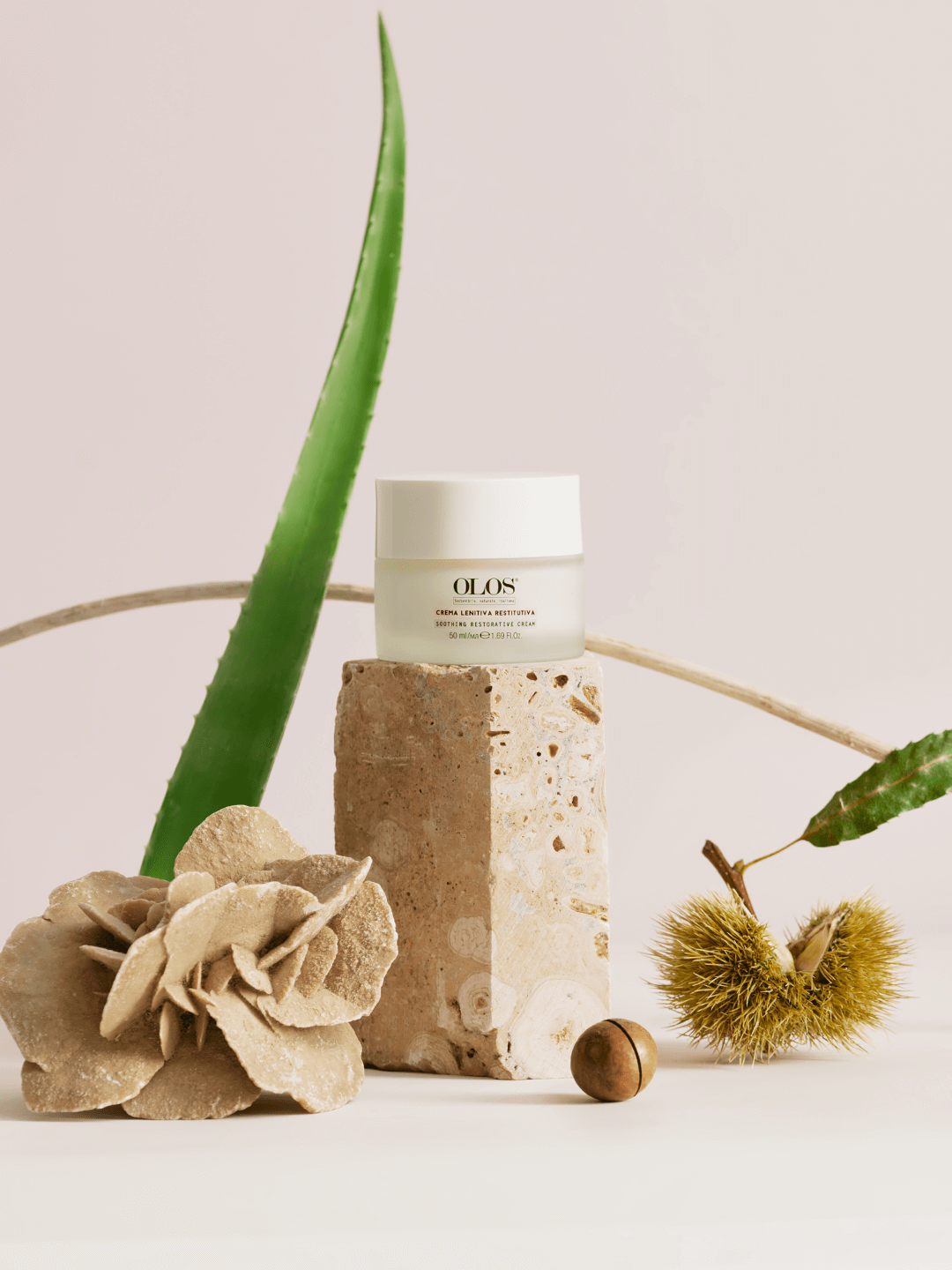 OLOS CREMA LENITIVA RESTITUTIVA. Crema lenitiva per pelli sensibili ed arrossate, dalla texture nutriente e morbida. Allevia e protegge la pelle da rossori e stress cutaneo. Contiene Burro di Karitè: emolliente, Vitamina E: antiossidante.