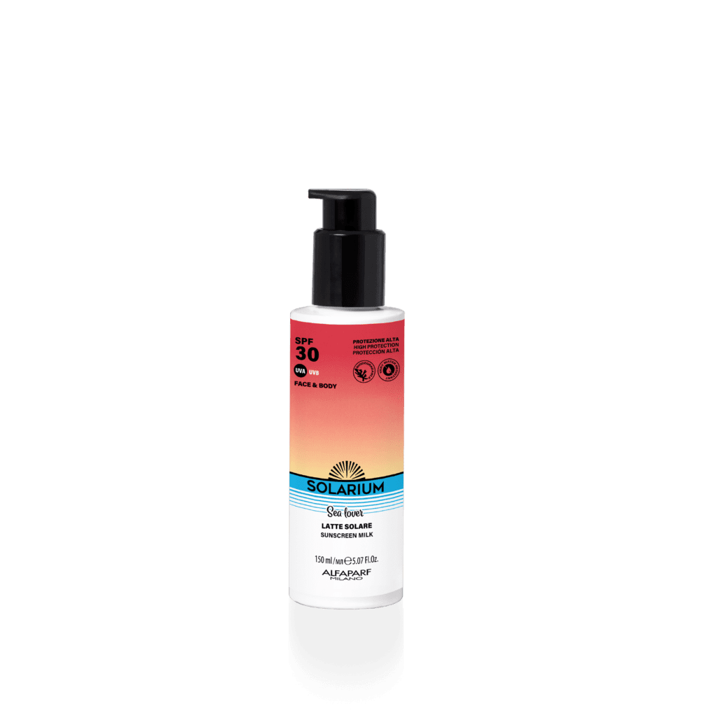 Una protezione attiva dalla texture in latte per un’abbronzatura omogenea e luminosa nel rispetto della pelle e dell’ecosistema marino. Garantisce una protezione UVB-UVA molto ampia e stabile e una tollerabilità cutanea ottimale. Una texture fluida dalla consistenza leggera, facile da spalmare , si assorbe rapidamente , non unge e non lascia residui