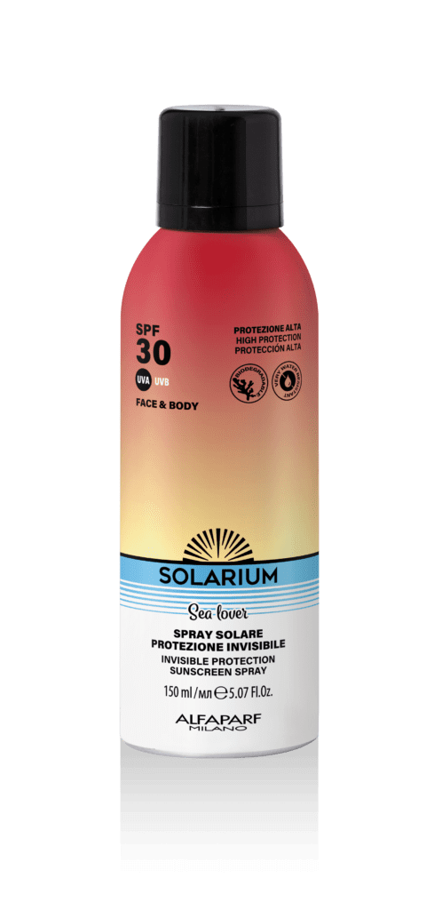 Una protezione invisibile dal tocco secco e leggero ideale da utilizzare anche su pelle bagnata senza lasciare tracce. Garantisce una protezione UVB-UVA molto ampia e stabile e una tollerabilità cutanea ottimale. La texture in spray dal tocco secco e leggero che si assorbe immediatamente unita al pack con erogazione up&down lo rendono ideale anche per gli amanti degli sport acquatici e da spiaggia.