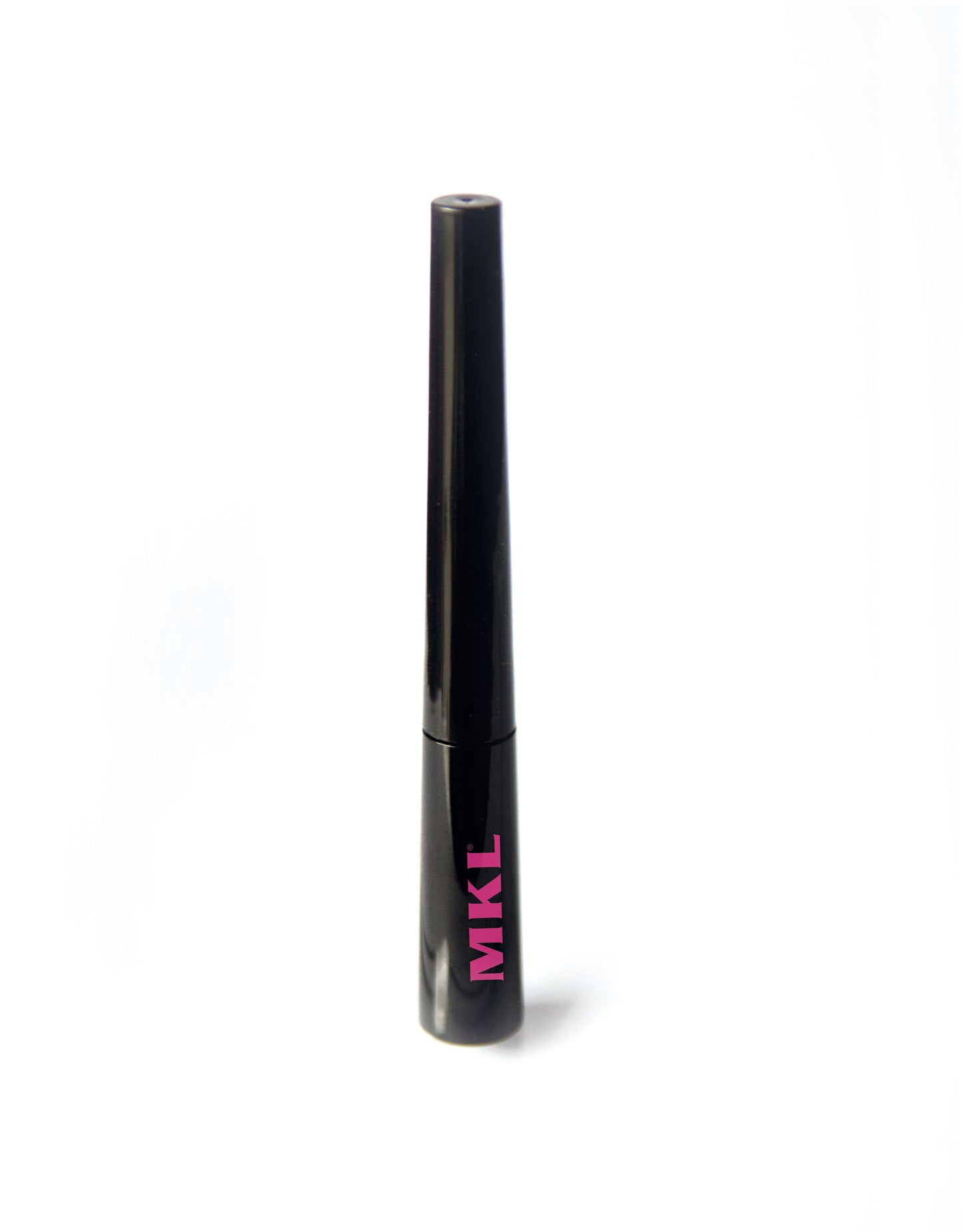 MKL Eyeliner liquido formulato con minuscoli pigmenti per una migliore definizione della linea. Facile da applicare con pennellino adatto ad ottenere linee sottili e precise. Le resine acriliche e gli agenti idratanti creano un film flessibile per una lunga durata e una migliore resistenza all' acqua
