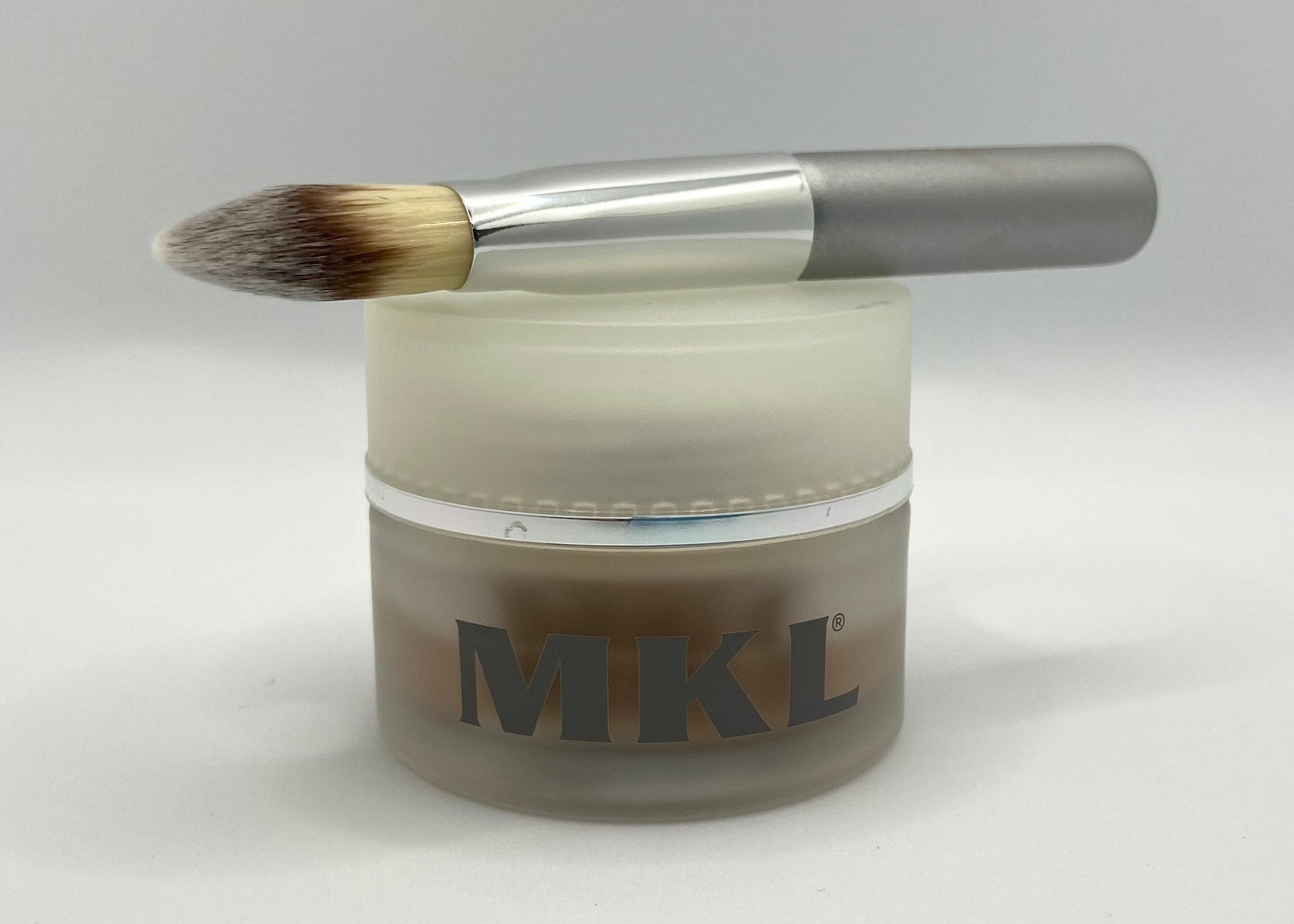 MKL Soft mousse, fondo matt dalla texture leggera e cremosa, le piccole bollicine d’aria presenti che contengono il pigmento ne permettono la stesura uniforme e morbida. Ottimo per le pelli intossinate e asfittiche, dona un aspetto luminoso e vellutato a lunga durata