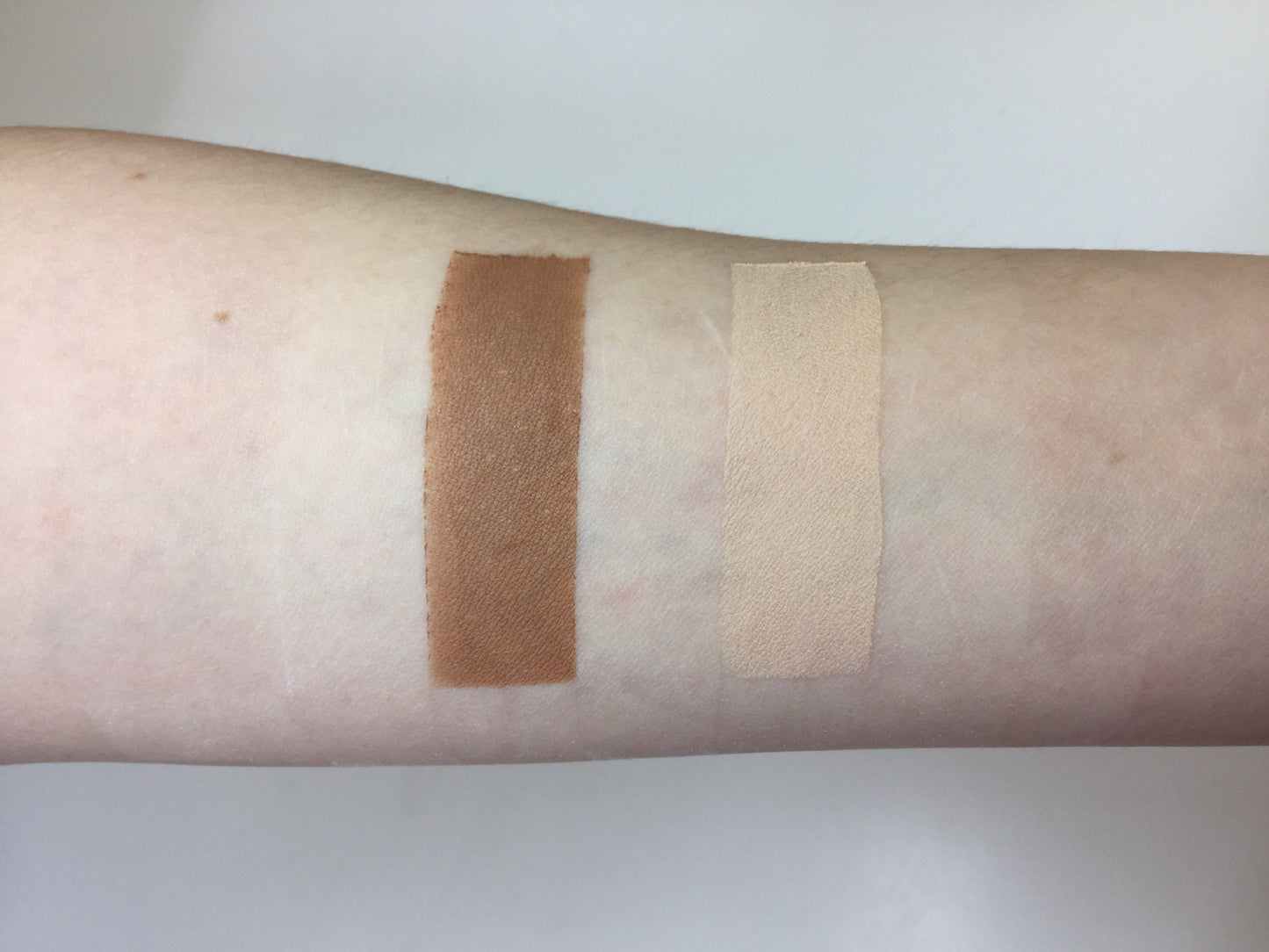 MKL Fondotinta anti-age compatto e cremoso, a base di cere naturali con 1 colore chiaro ed 1 scuro per creare effetto chiaro-scuro