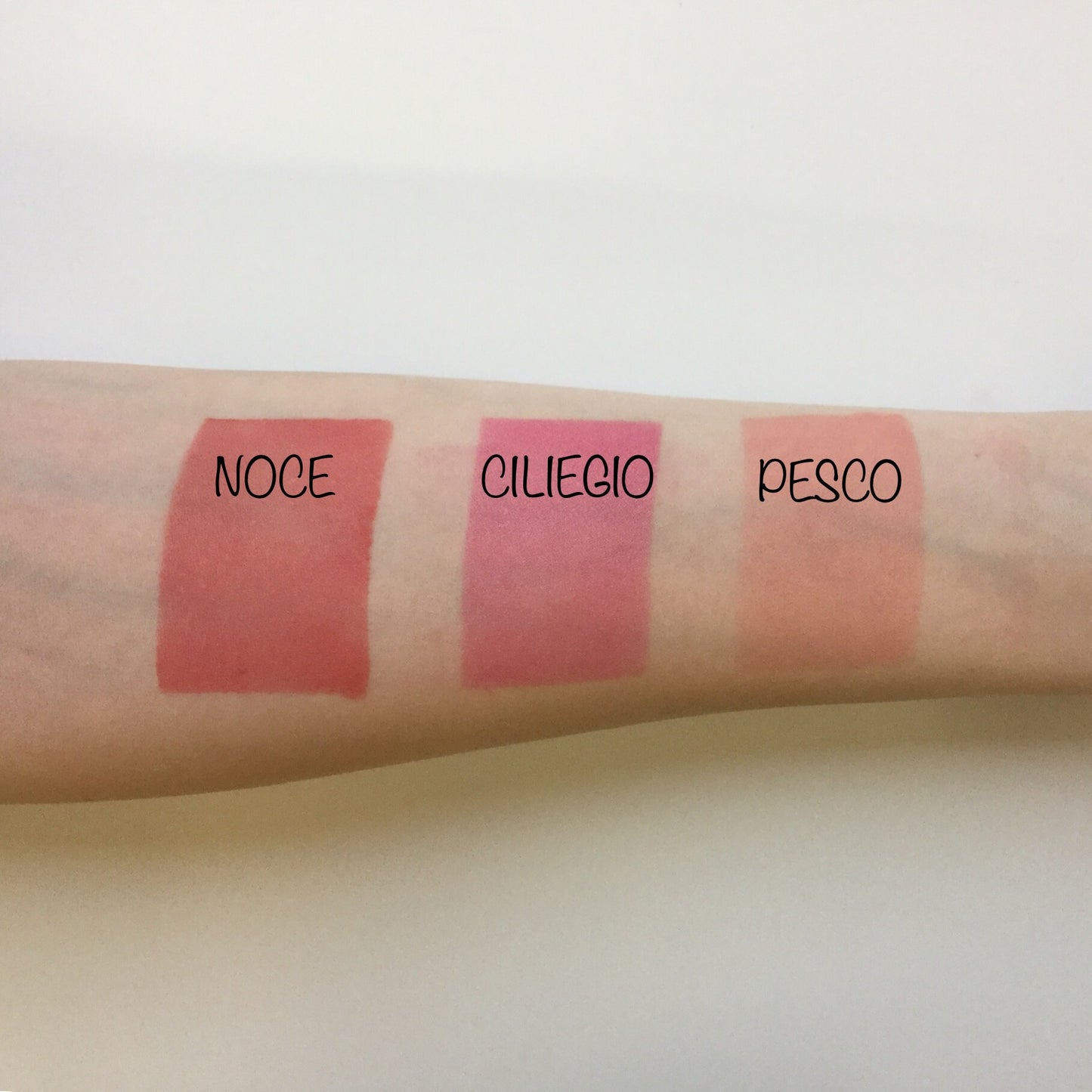 MKL Fard in crema 3 in 1 : fard, ombretto, rossetto. Ha un comodo applicatore in stick, con una comoda spugnetta in lattice posta sull'altro lato, che risulta un ottimo aiuto per sfumare il colore sugli zigomi. Formulazione fresca e leggera, a base di oli vegetali e vitamina E. Effetto tattoo, la pelle risulta idratata e morbida. Non contiene parabeni e fragranze
