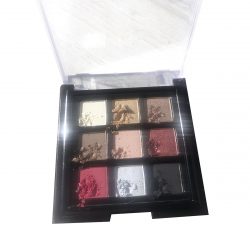 9 nuances racchiuse in una pratica trousse da borsetta, versatile e modulabile con colori moda sia opachi che perlati da utilizzare su occhi guance e labbra. Applicabile comodamente con il dito per creare sfumature e dare brillantezza al tuo viso. Per una tenuta Super a lunga durata si consiglia di anteporre il Chubby Occhi Primer.