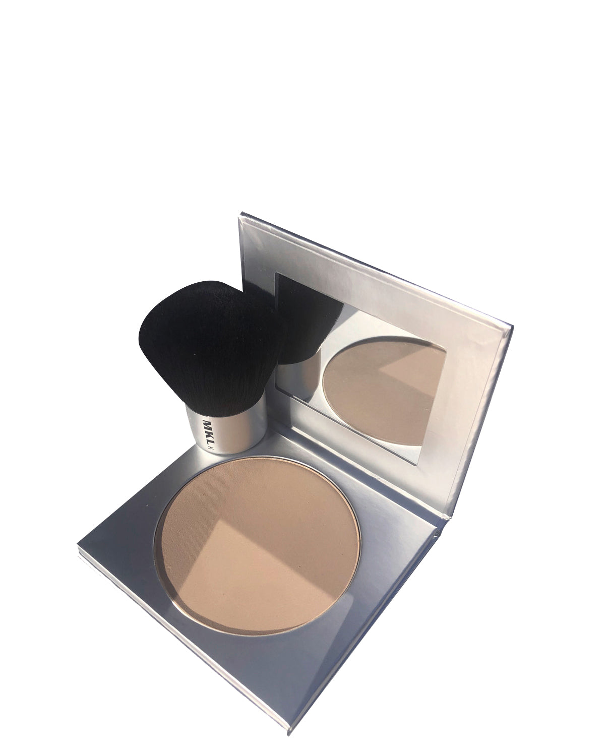 MKL - PERFECTOR TONE POWDER. Cipria incolore dalla texture superlativa effetto pelle setosa. Il tocco è morbido e vellutato, la scrivenza è incredibilmente trasparente. Per un incarnato impeccabile e una pelle naturale, ogni giorno, tutto il giorno! Si consiglia di stendere il prodotto con il pennello B o K di MKL