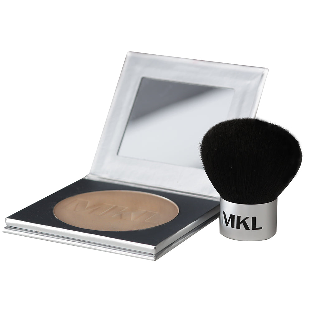 MKL - SOFT POWDER FOCUS senza pennello. Polvere compatta e trasparente da utilizzare sia da sola che sopra al make-up; Uniforma le discromie, nasconde i pori dilatati, dona un aspetto ringiovanito, luminoso, idratato e setoso; Contiene pigmenti micronizzati, acido jaluronico, sostanze schiarenti e depigmentanti.