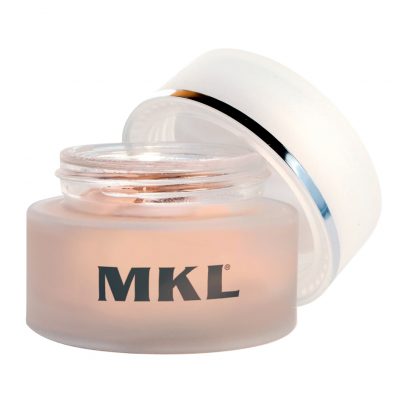 MKL Soft mousse, fondo matt dalla texture leggera e cremosa, le piccole bollicine d’aria presenti che contengono il pigmento ne permettono la stesura uniforme e morbida. Ottimo per le pelli intossinate e asfittiche, dona un aspetto luminoso e vellutato a lunga durata