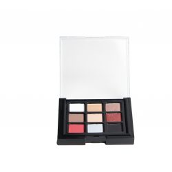 9 nuances racchiuse in una pratica trousse da borsetta, versatile e modulabile con colori moda sia opachi che perlati da utilizzare su occhi guance e labbra. Applicabile comodamente con il dito per creare sfumature e dare brillantezza al tuo viso. Per una tenuta Super a lunga durata si consiglia di anteporre il Chubby Occhi Primer.
