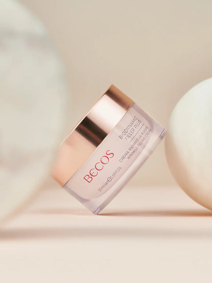 Una crema avvolgente riempitiva che riduce significativamente la visibilità delle rughe profonde e dei segni d’espressione.