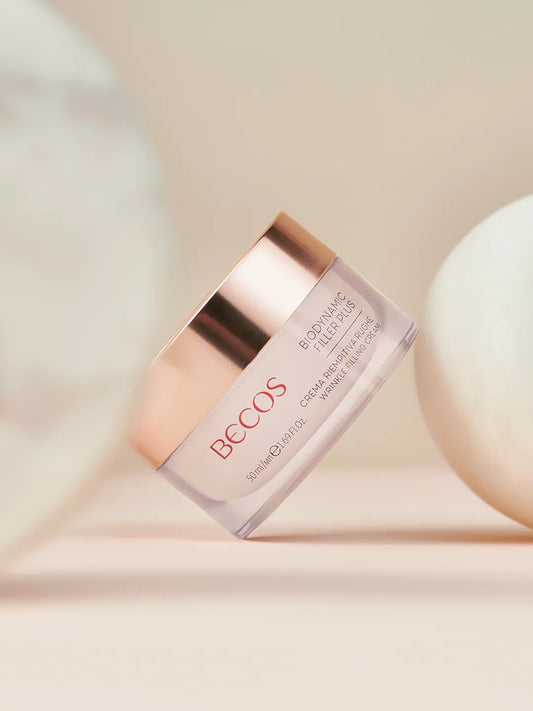 Una crema avvolgente riempitiva che riduce significativamente la visibilità delle rughe profonde e dei segni d’espressione.