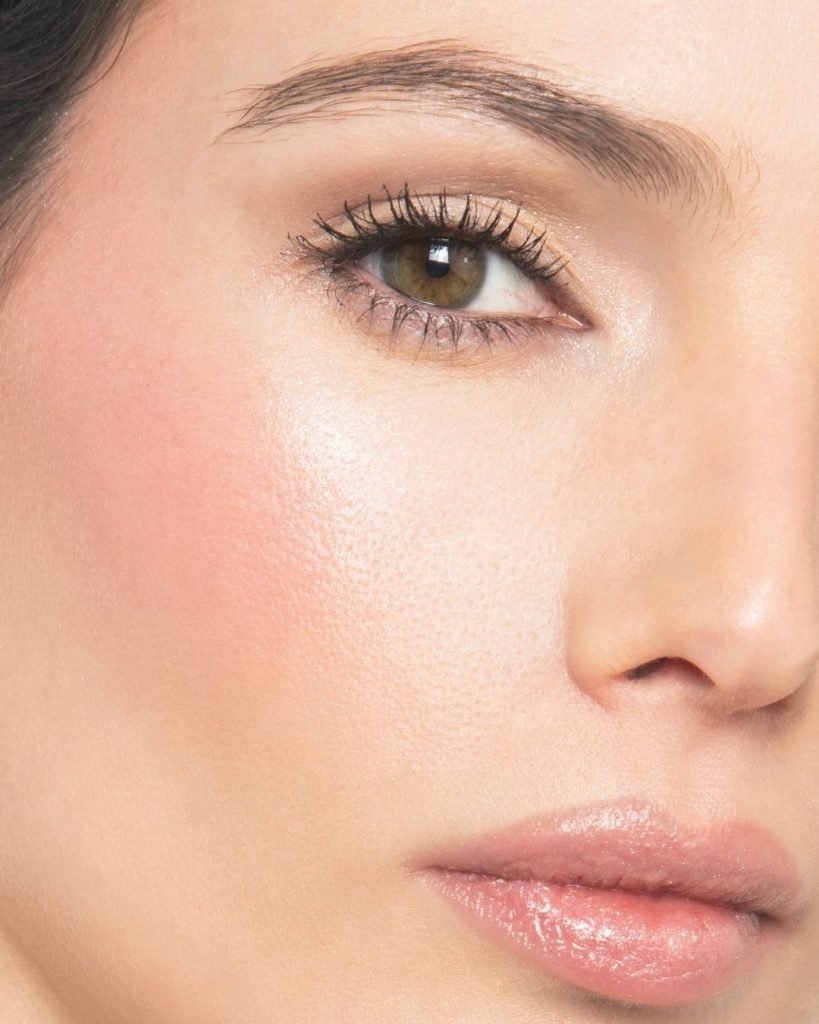 Un blush multiuso illuminante per zigomi, occhi e labbra con una texture vellutata e una formulazione unica, ideale per ravvivare il colorito con un irresistibile effetto curato “bonne mine”