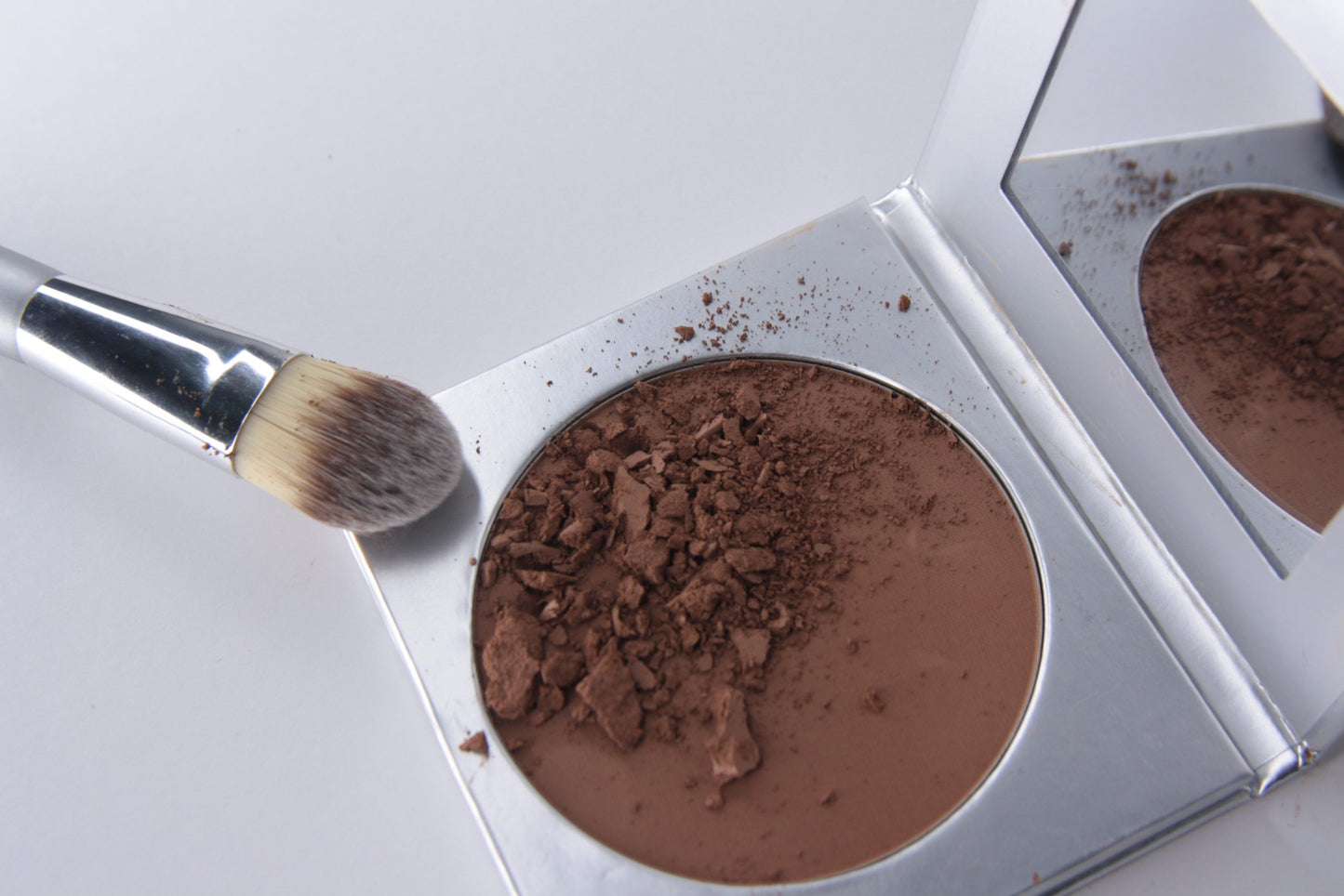 Effetto abbronzatura dal tocco vellutato, con fattore di protezione solare 15. L' accurata miscela di materie prime, composte da polveri sferiche trattate e miscelate tra loro conferisce fluidità, leggerezza ed eccellente morbidezza al make-up. Gli oli idratanti e protettivi si prendono cura della pelle rendendola idratata. Contiene due attivi importantissimi anti-radicali e anti-age: Maki Green blue blocker che protegge dai raggi nocivi blu degli schermi e Regu age per un'azione anti età.&nbsp