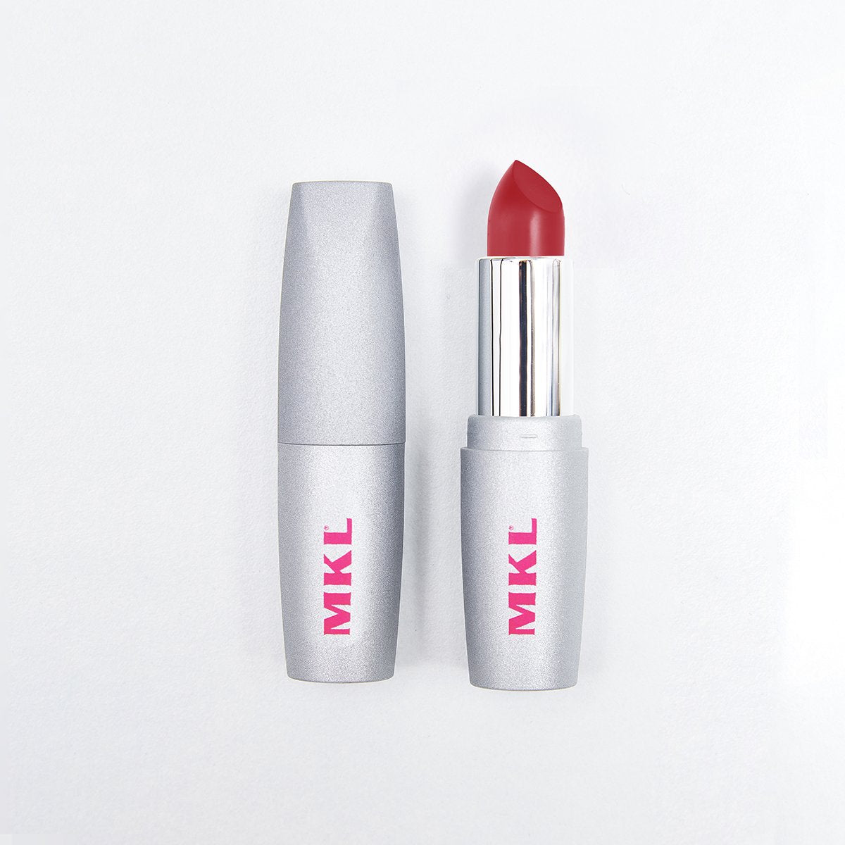 Lipstick per labbra corpose dallo straordinario effetto velluto. Le labbra appaiono più morbide e sensuali in pochi secondi, pur essendo a lunga tenuta il rossetto ha un effetto semilucido.

Il lipstick Velvet Glam crea labbra&nbsp;più morbide, lisce e giovani grazie all’azione nutriente degli oli vegetali e vitamina E.