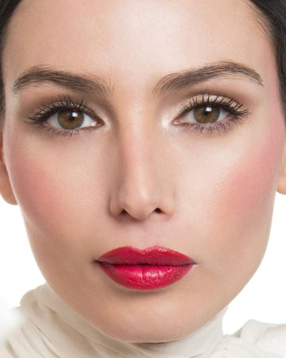 Lipstick per labbra corpose dallo straordinario effetto velluto. Le labbra appaiono più morbide e sensuali in pochi secondi, pur essendo a lunga tenuta il rossetto ha un effetto semilucido.

Il lipstick Velvet Glam crea labbra&nbsp;più morbide, lisce e giovani grazie all’azione nutriente degli oli vegetali e vitamina E.