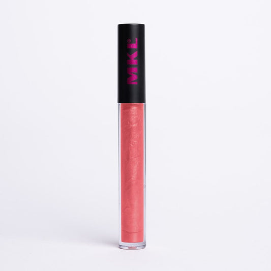 Un lip plumping idratante color nude che si attiva con la luce solare.

La texture leggera e scorrevole lo rende perfetto per ogni beauty routine.

Arricchito con acido ialuronico, vitamina B3 e mentolo per un effetto 3D volumizzante immediato.

Completamente vegano e anallergico, formulato per rispettare anche le pelli più sensibili. La sua texture avvolgente e confortevole nutre e protegge le labbra.