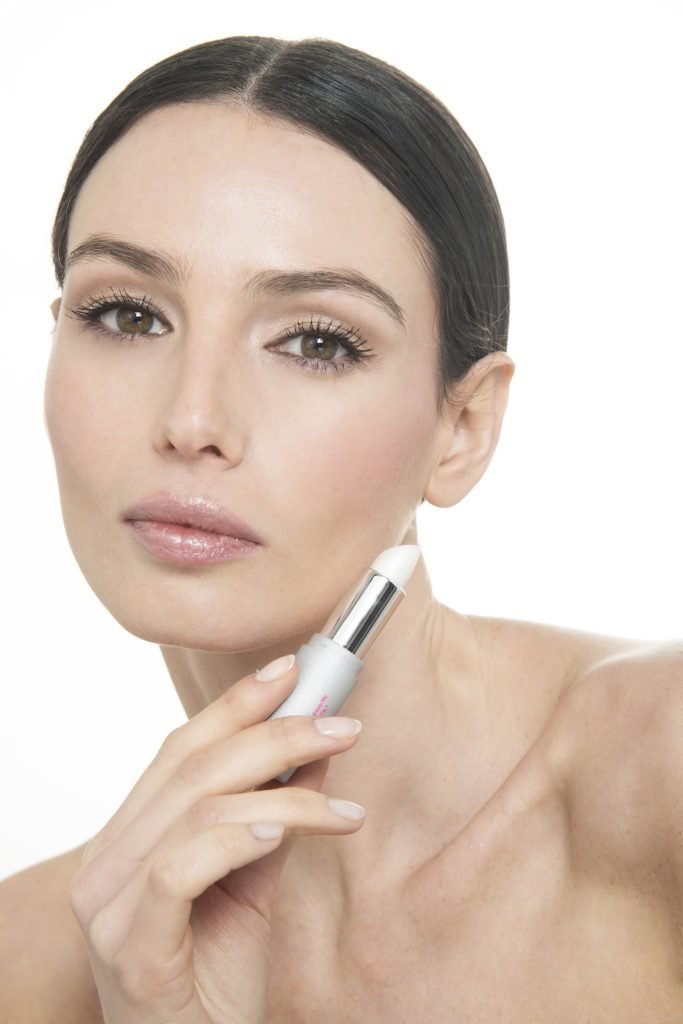 La texture intensa ed avvolgente di PLUMPING KISS LIPGLOSS rende le labbra morbide e voluminose senza appiccicare. Grazie alle sfere di Acido Ialuronico e all’estratto di Capsico contenute nella formula, basta una sola applicazione per avere labbra idratate, morbide e irresistibilmente rimpolpate con una piacevole sensazione di immediata freschezza ed un effetto tensore che dura a lungo.