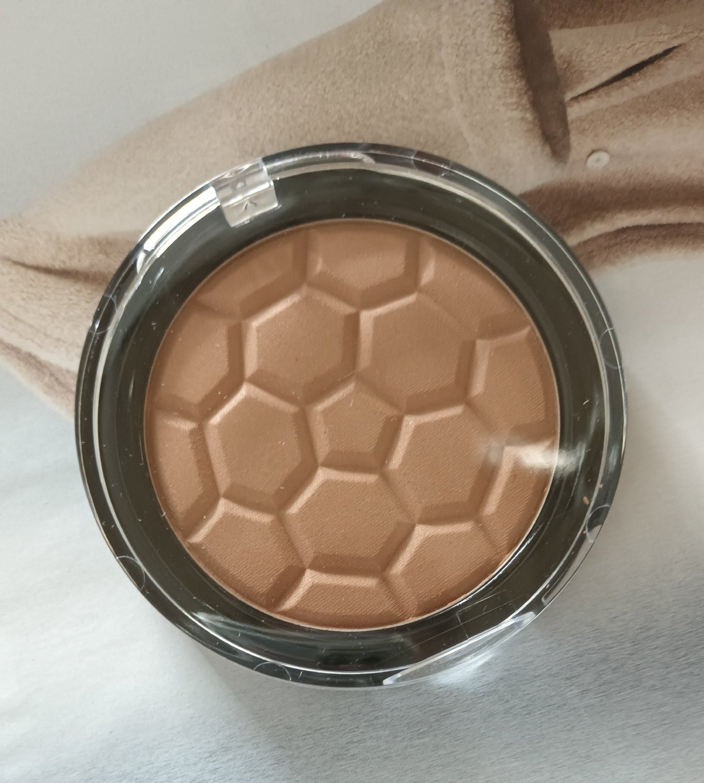 Regala alla tua pelle un colorito naturalmente ambrato e radioso con la terra TERRA MINERAL. Arricchita con delicatissime particelle luminose, questa terra dona un leggero finish shine che cattura la luce, esaltando l’incarnato con un sofisticato effetto “baciata dal sole”.

La sua texture sensoriale e sfumabile è impreziosita da una travolgente fragranza al cocco, per un’esperienza beauty che profuma di vacanza, calore e libertà. Perfetta per riscaldare i tratti del viso o per sublimare l’abbronzatura ogni
